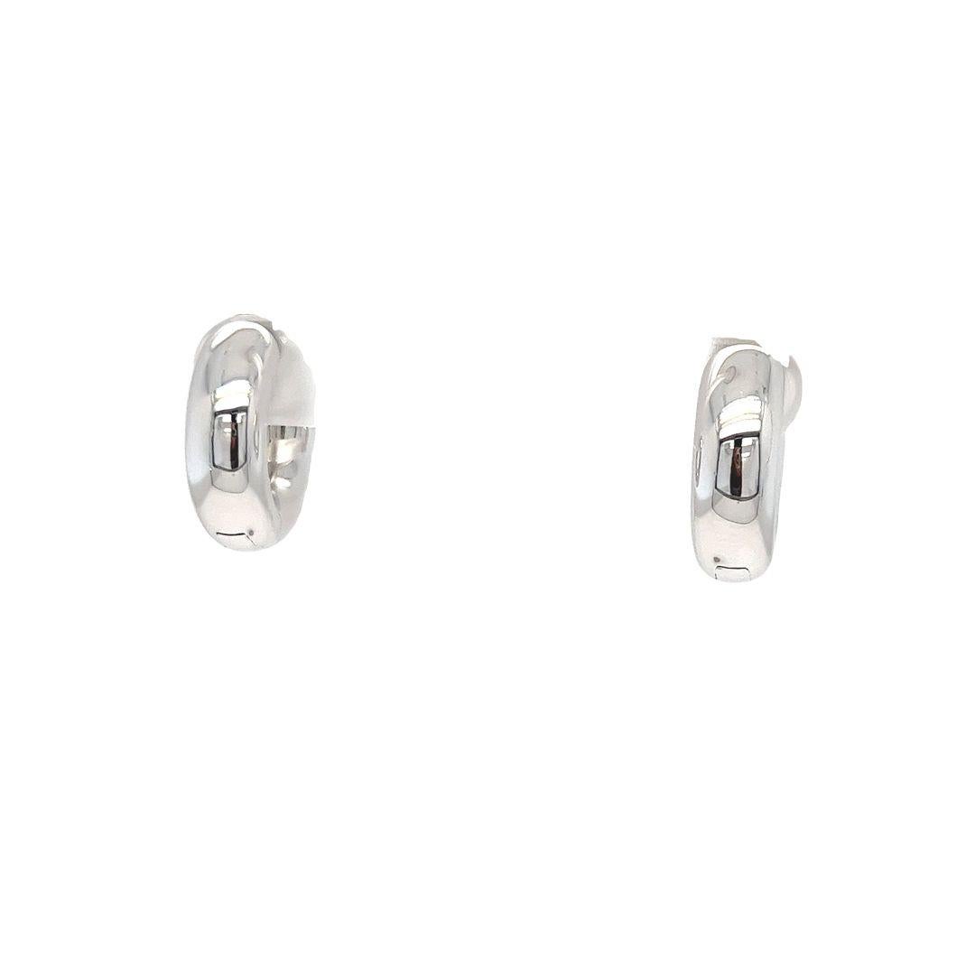 Taglio rotondo Orecchini Huggie Hoop con pavé di diamanti in oro bianco 18 carati in vendita