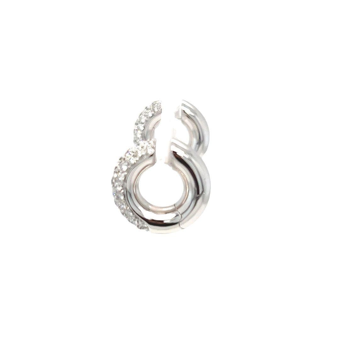 Orecchini Huggie Hoop con pavé di diamanti in oro bianco 18 carati In condizioni ottime in vendita a Coral Gables, FL