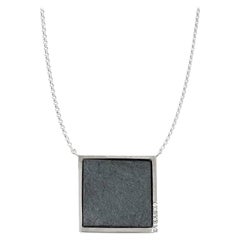 Pendentif carré en or blanc sur hématite brute serti d'un pavé de diamants