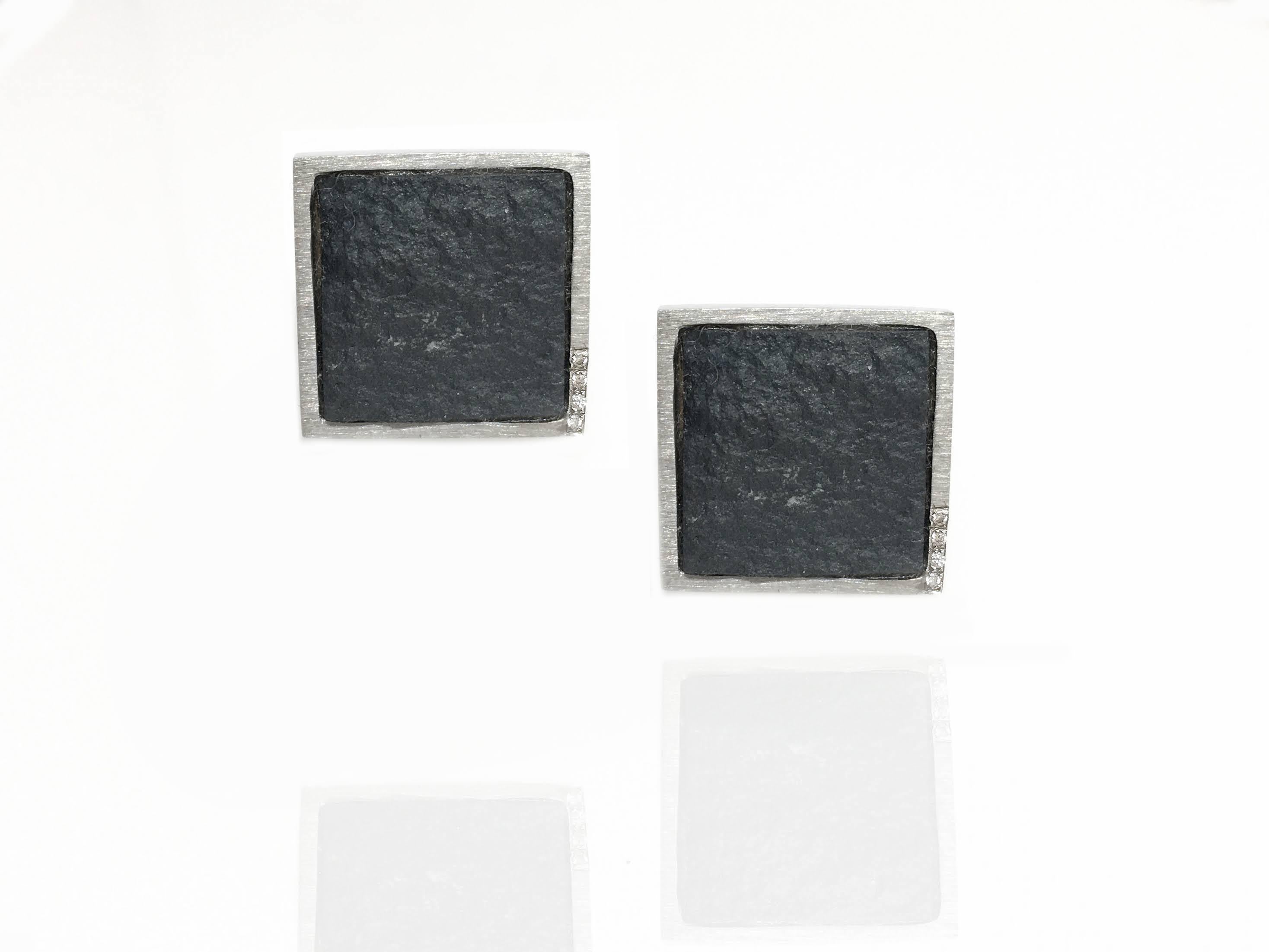 Contemporaneo Orecchini con perno quadrato di ematite grezza in oro bianco con pavé di diamanti in vendita