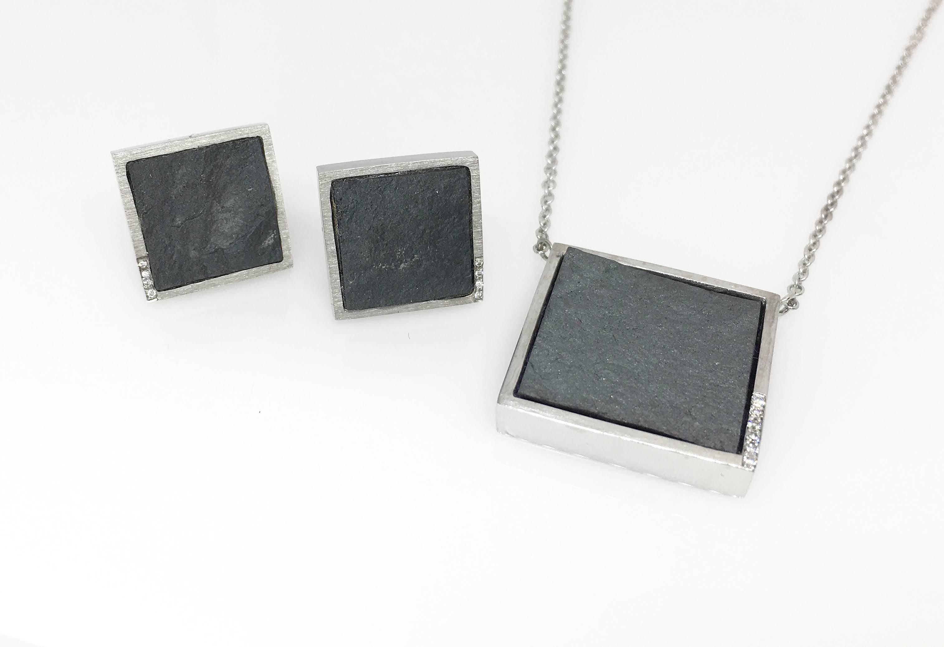 Orecchini con perno quadrato di ematite grezza in oro bianco con pavé di diamanti In condizioni Nuovo in vendita a los angeles, CA