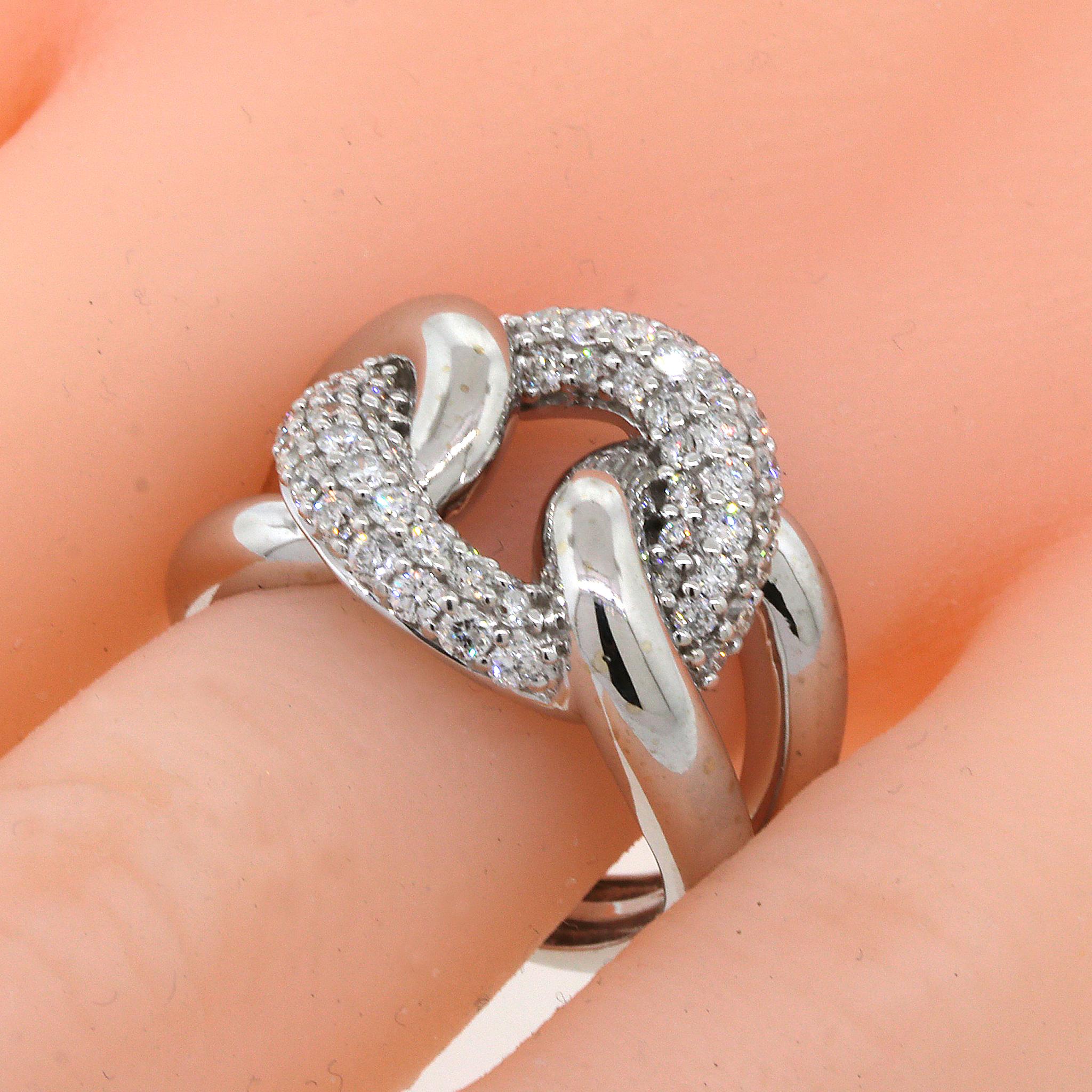 Oro bianco 14 kt
Diamante: 0.80 ct twd (stima)
Misura dell'anello: 7,75
Peso totale: 8,8 grammi