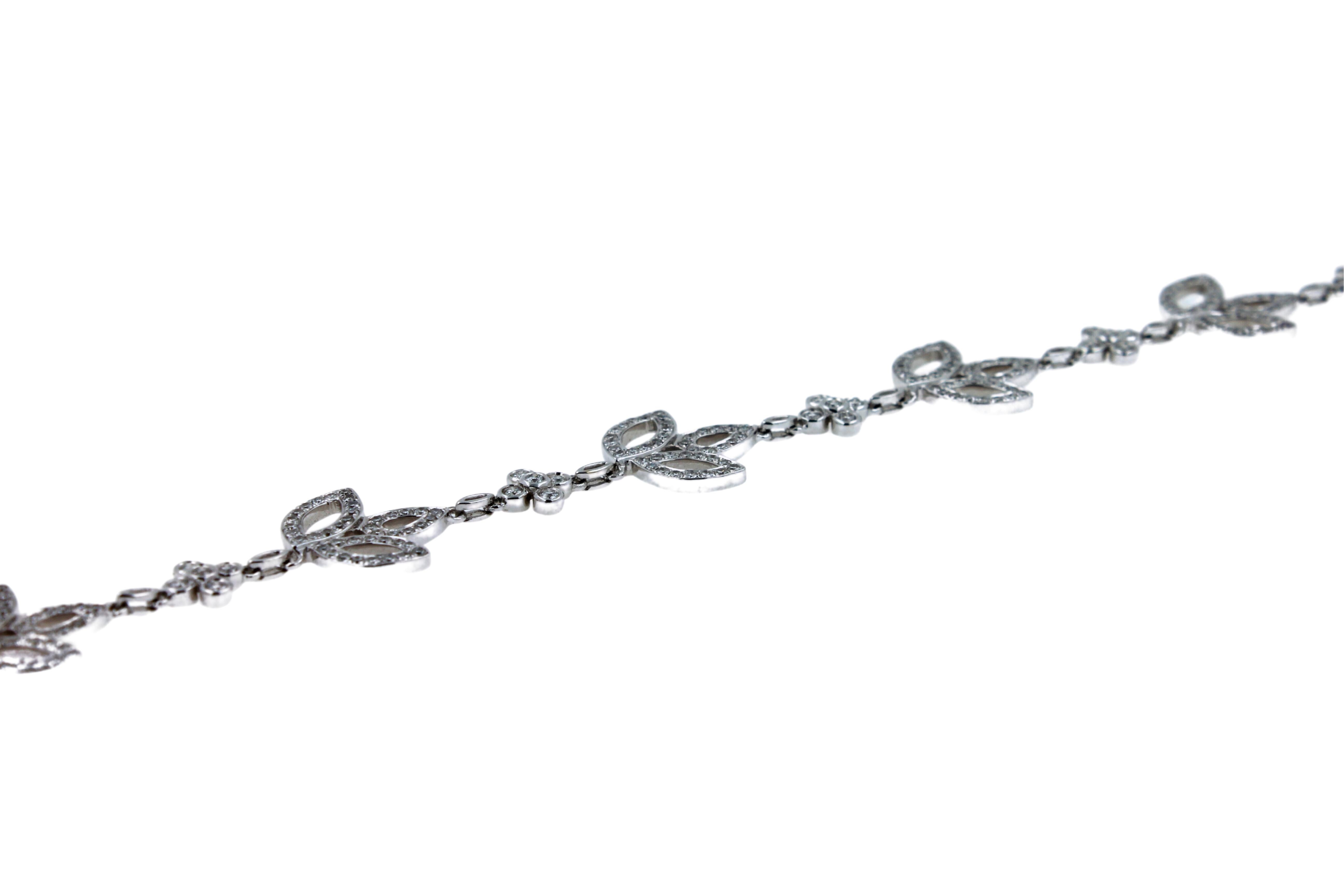 Bracelet chaîne en or blanc 18 carats avec diamants et pavés en forme de feuilles. en vente 4