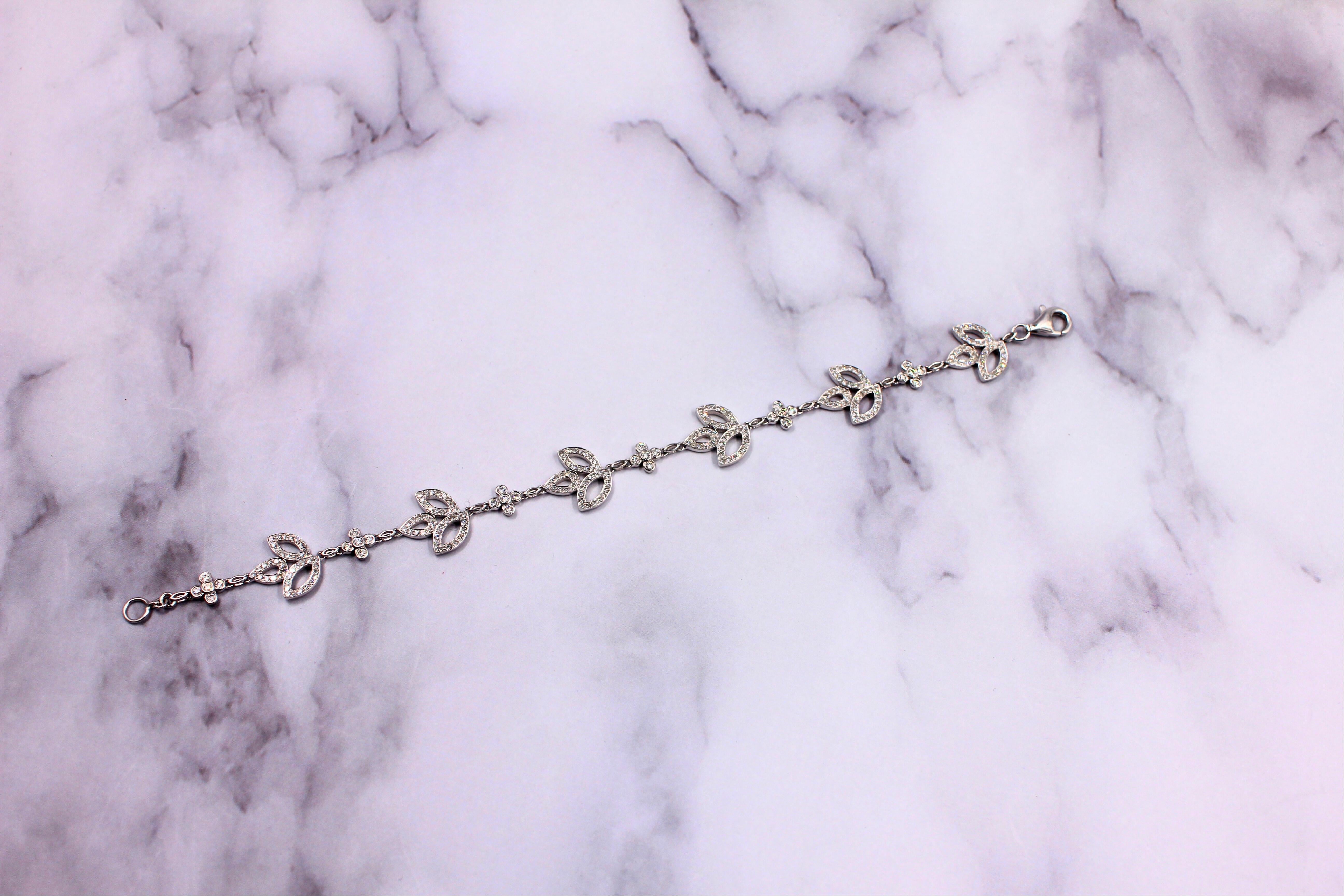 Bracelet chaîne en or blanc 18 carats avec diamants et pavés en forme de feuilles. en vente 5