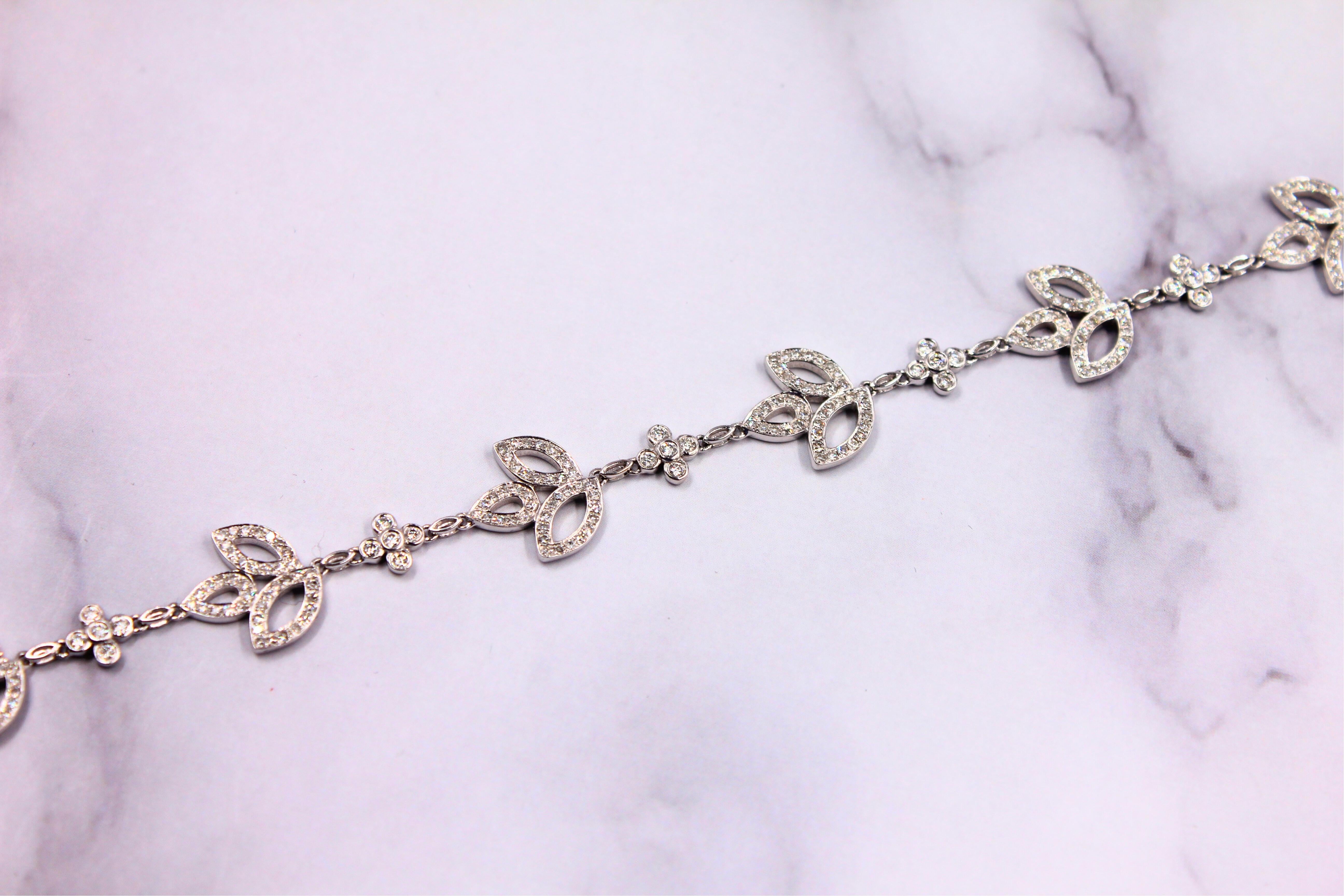 Bracelet chaîne en or blanc 18 carats avec diamants et pavés en forme de feuilles. en vente 6