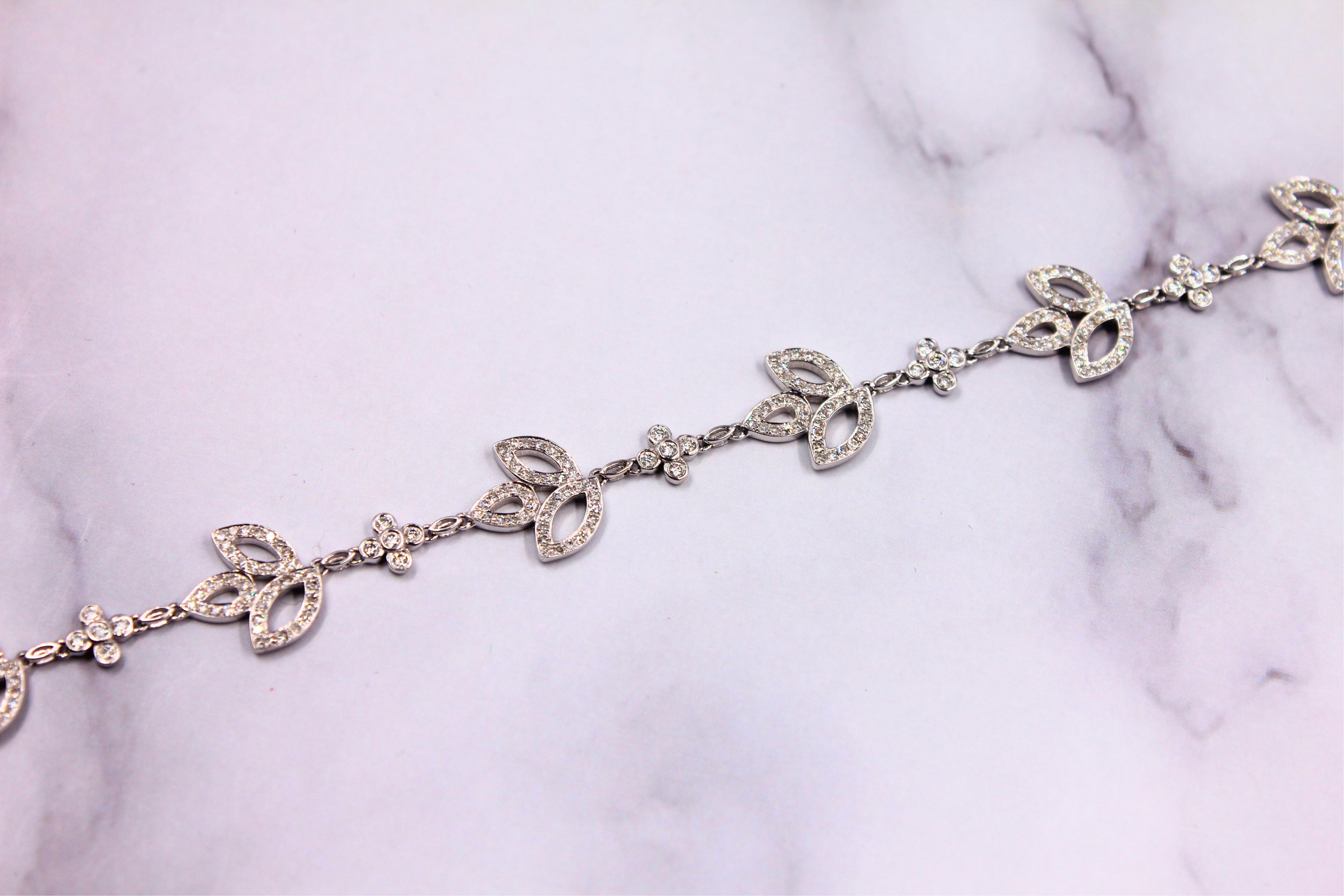 Bracelet chaîne en or blanc 18 carats avec diamants et pavés en forme de feuilles. en vente 7