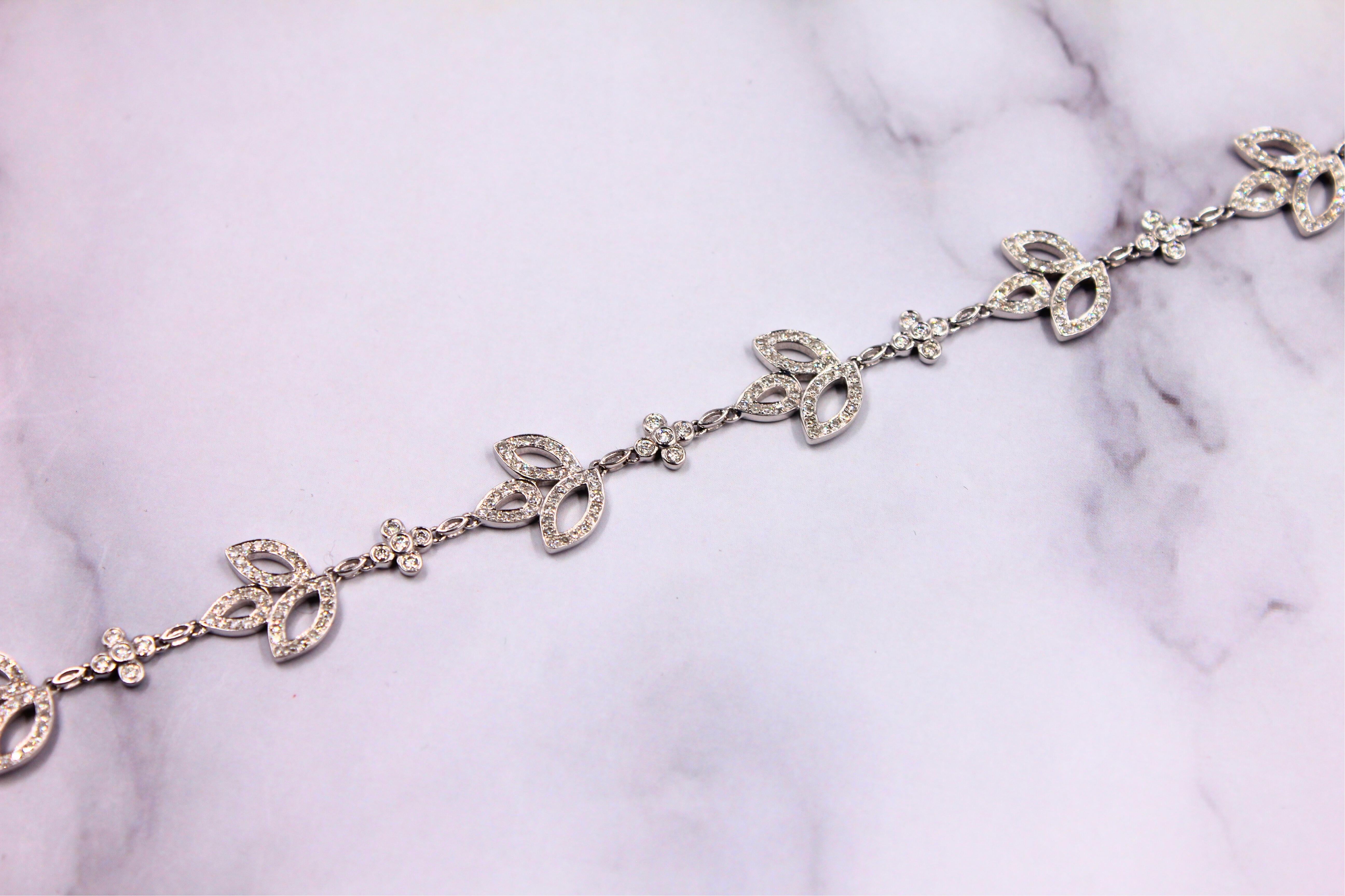 Bracelet chaîne en or blanc 18 carats avec diamants et pavés en forme de feuilles. en vente 8