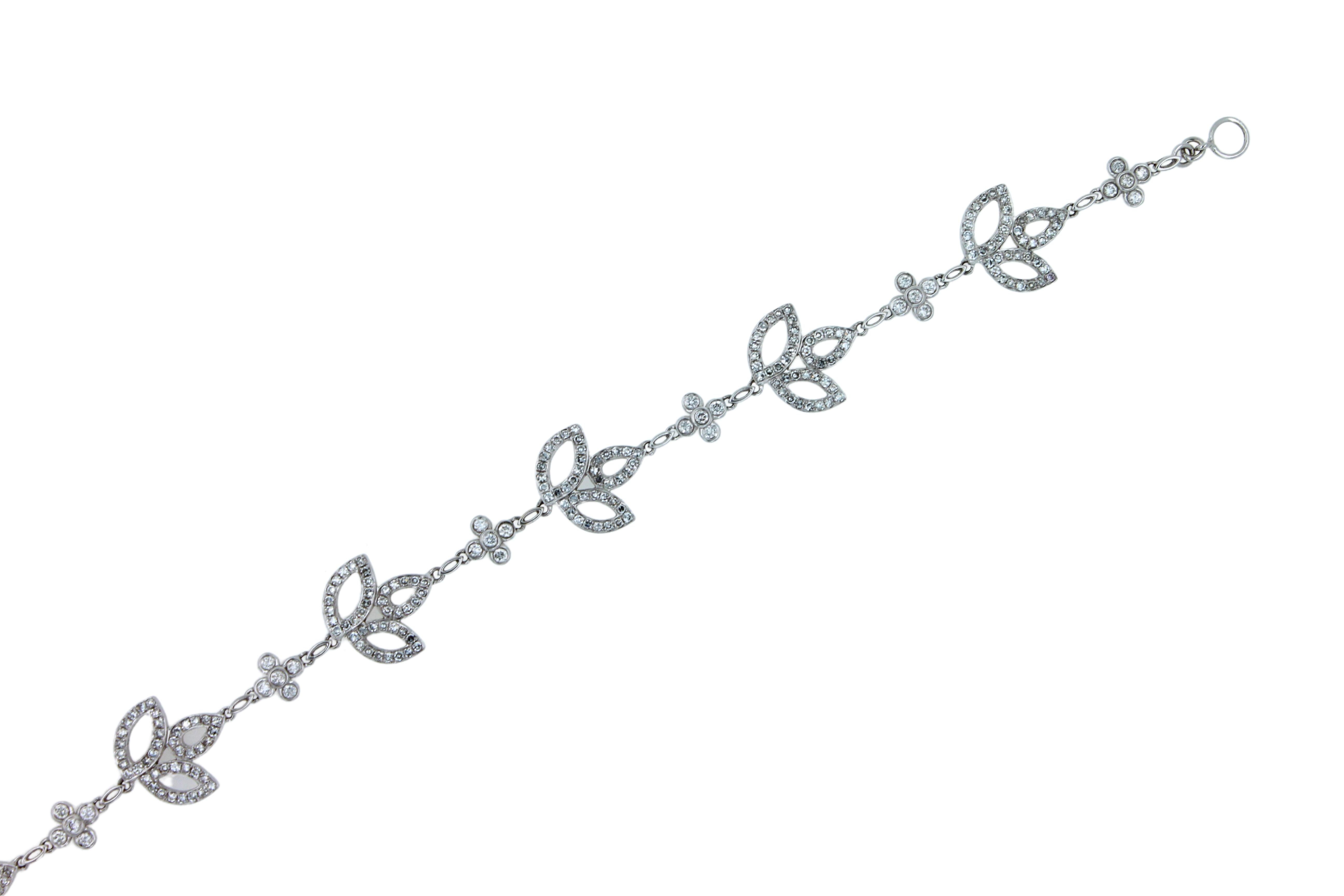 Bracelet chaîne en or blanc 18 carats avec diamants et pavés en forme de feuilles. Neuf - En vente à Oakton, VA