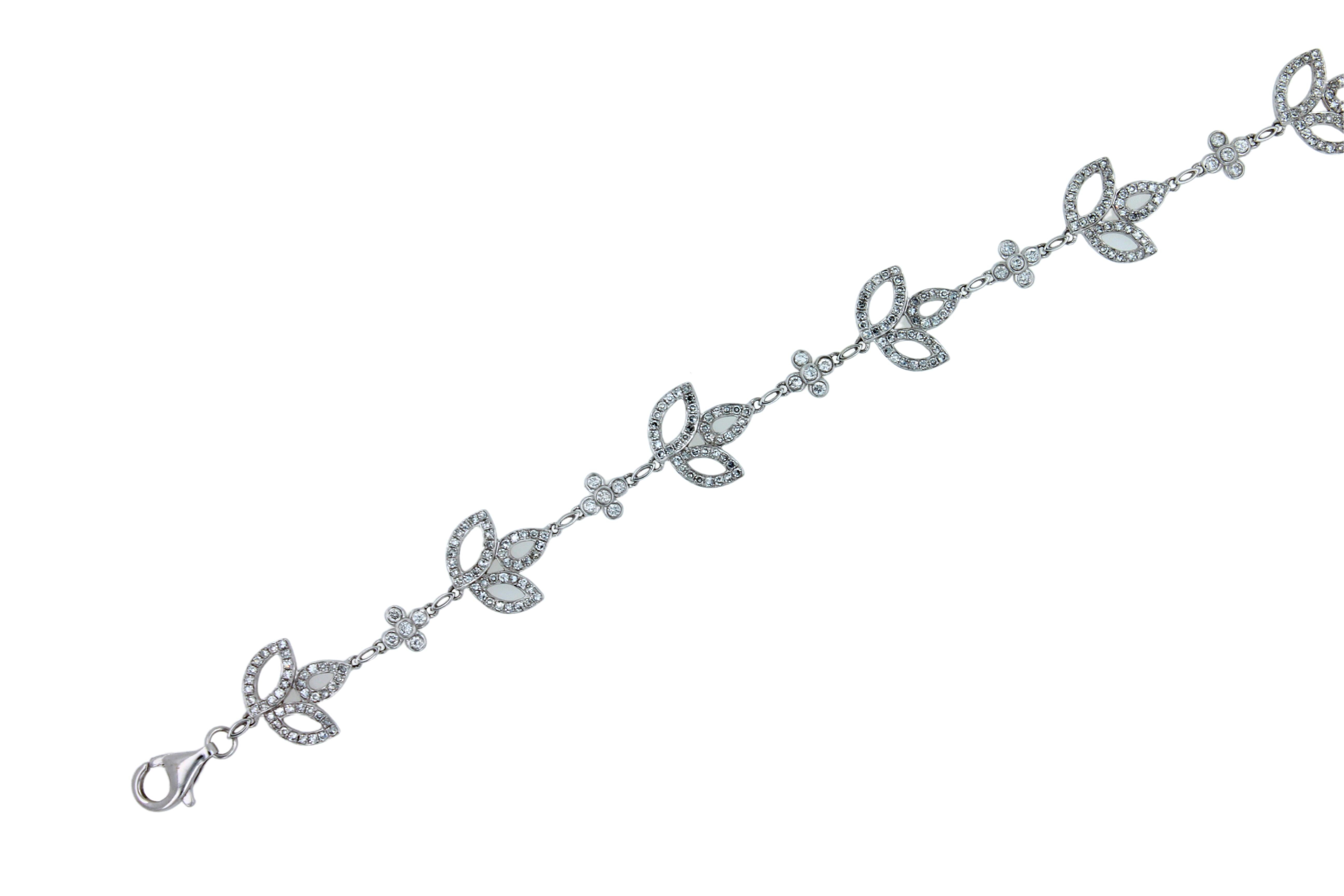 Bracelet chaîne en or blanc 18 carats avec diamants et pavés en forme de feuilles. Unisexe en vente
