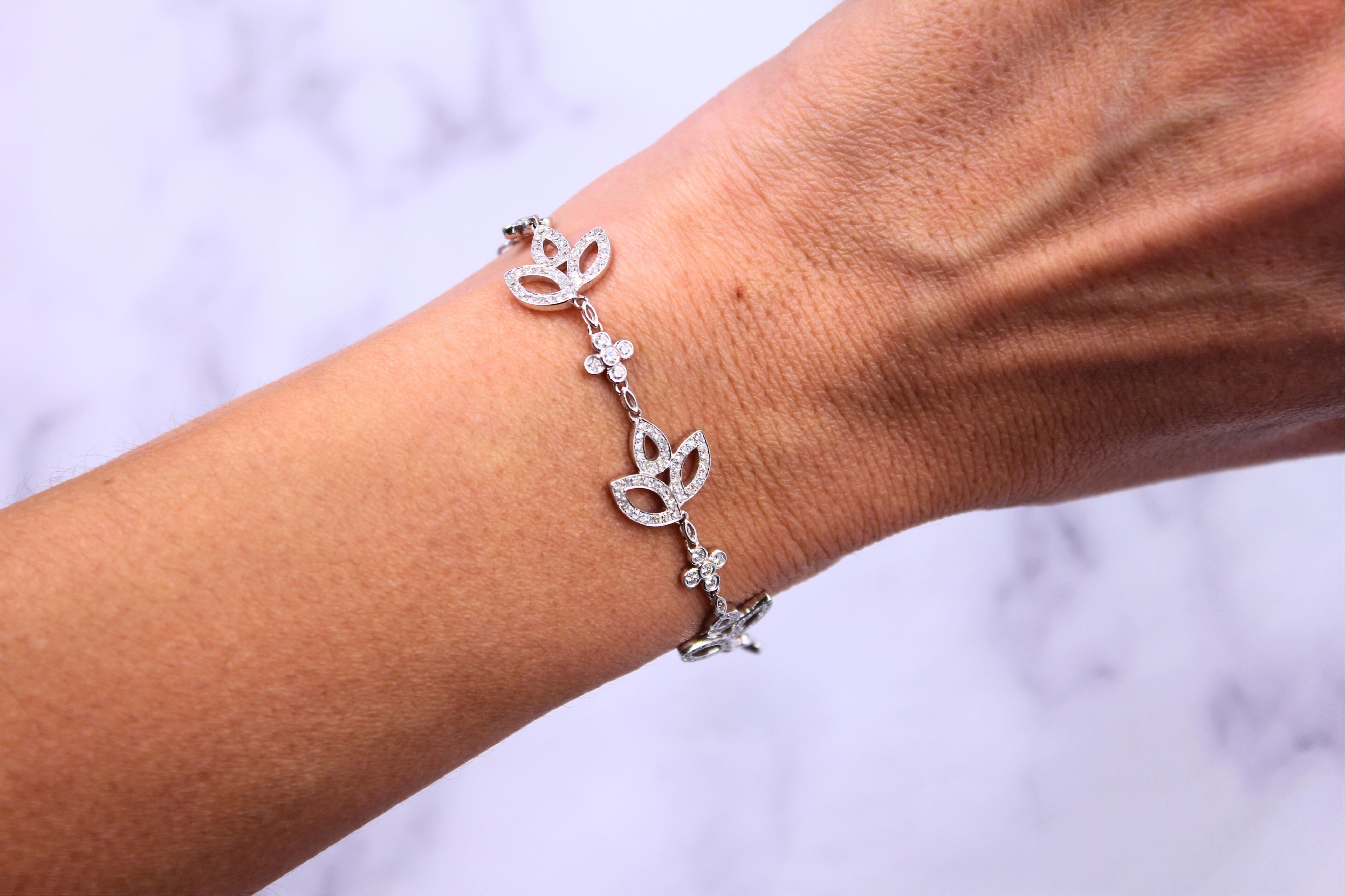 Bracelet chaîne en or blanc 18 carats avec diamants et pavés en forme de feuilles. en vente 1