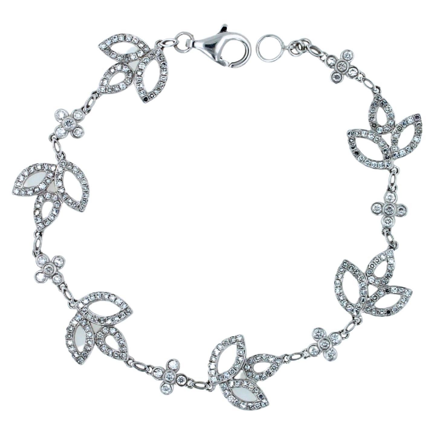 Bracelet chaîne en or blanc 18 carats avec diamants et pavés en forme de feuilles. en vente