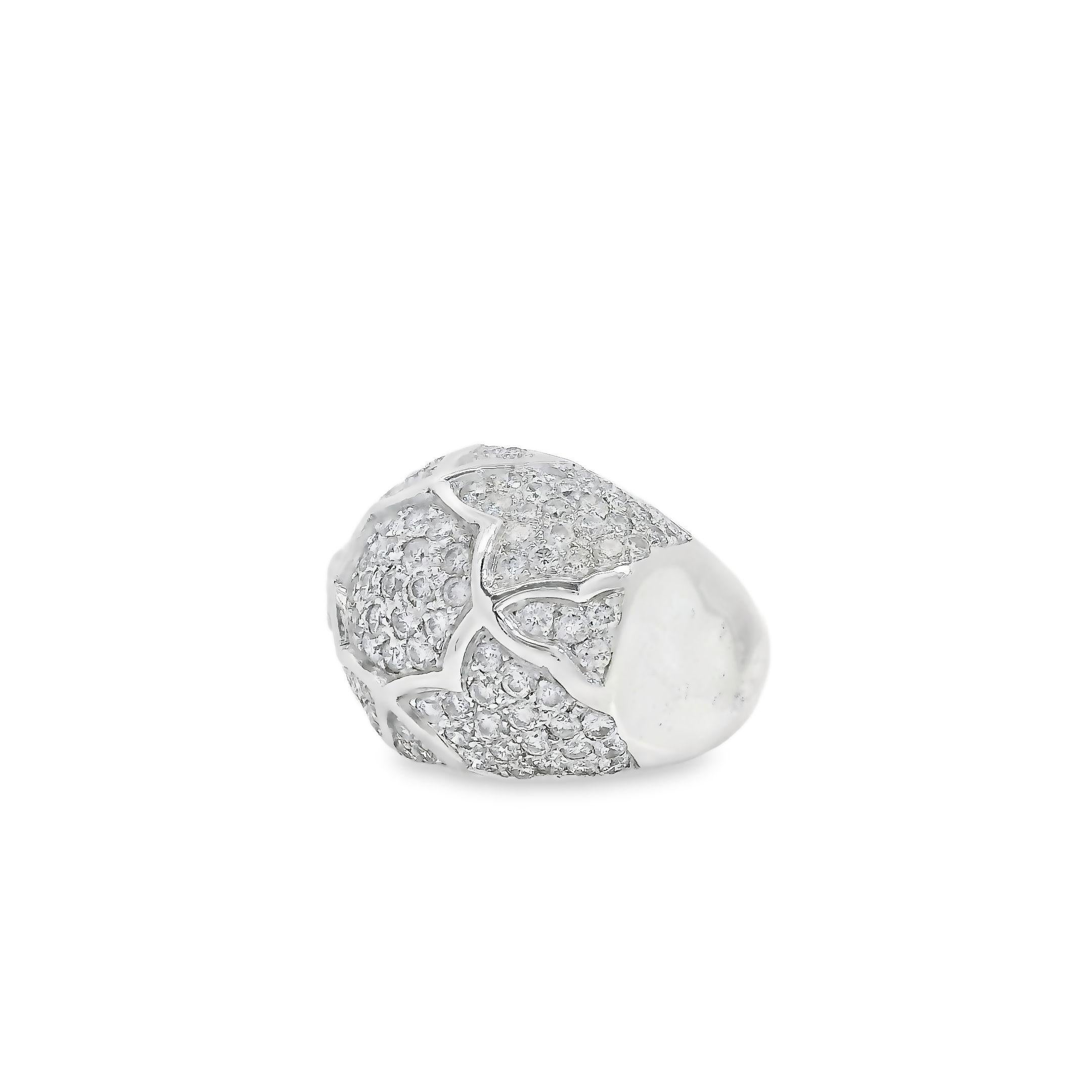 Taglio rotondo Anello con motivo a pavé di diamanti in oro bianco 18 carati a fascia larga in vendita