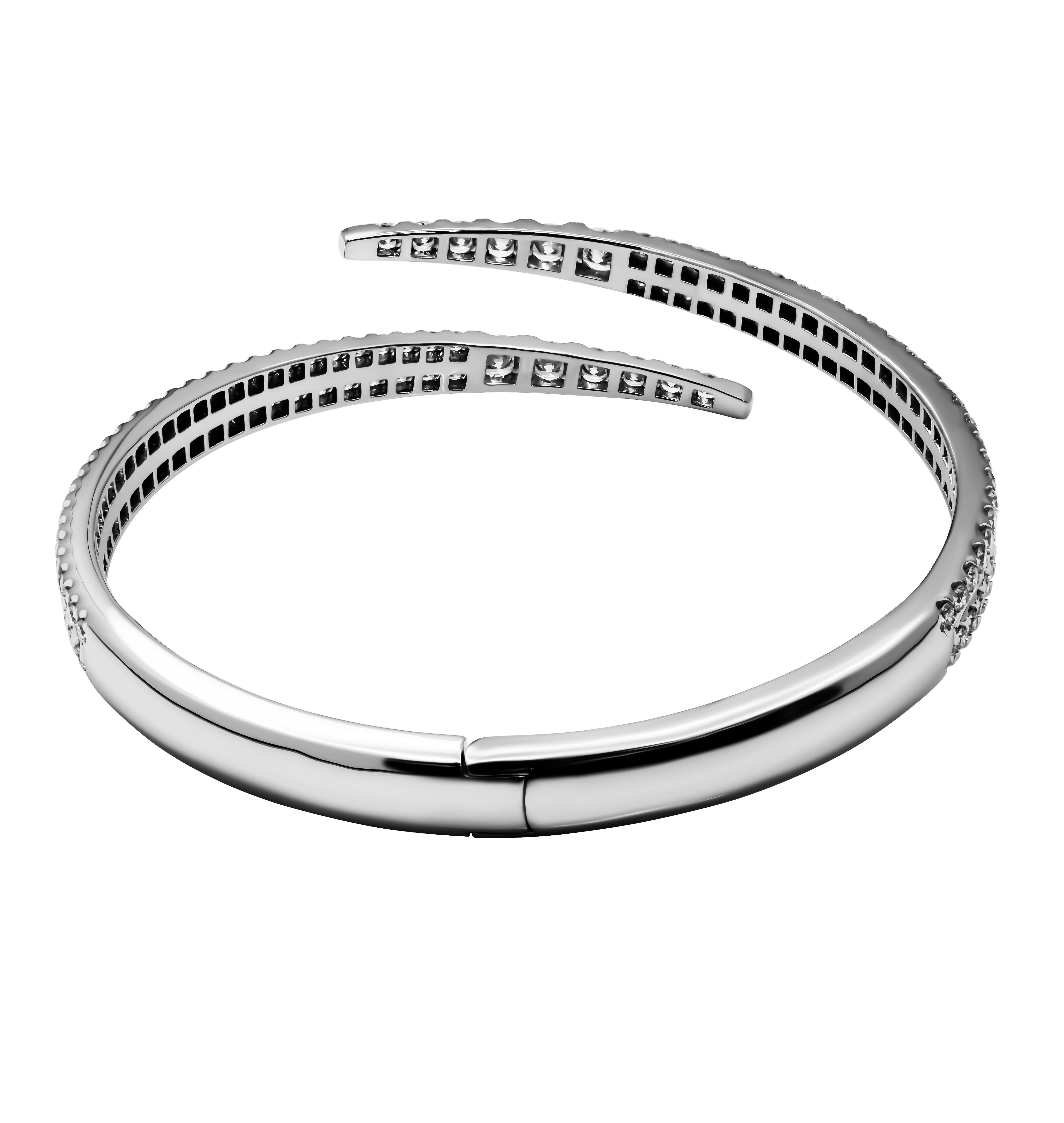Embrace the elegance of this Overlap Pave Bangle Bracelet, exquisitely crafted in 14k white gold. Designed to fit a medium wrist size of 7 inches, this bangle showcases a stunning display of brilliance and sophistication.

The bracelet is adorned