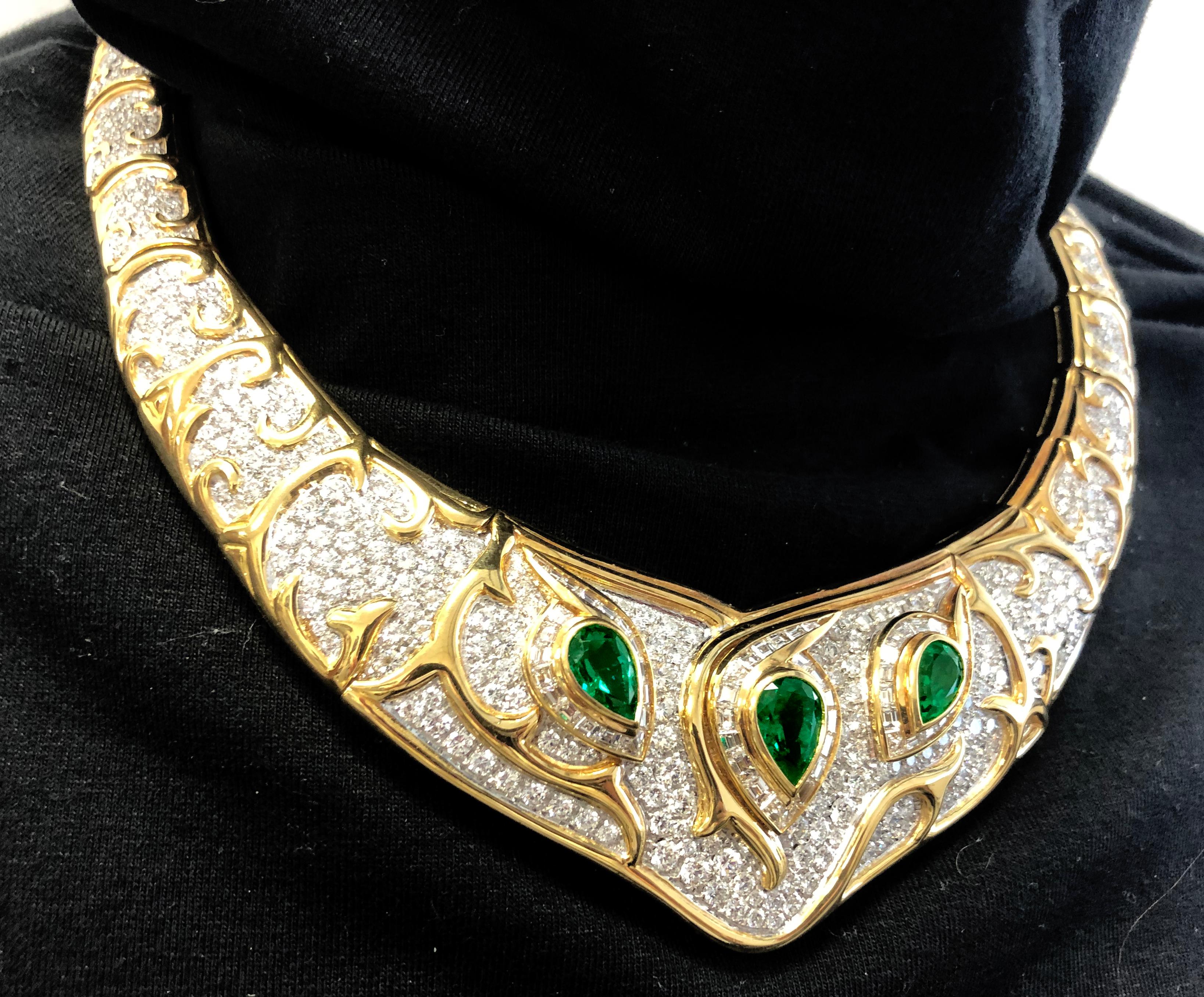 Halskette mit birnenförmigem Diamant-Pavé-Smaragd (Tropfenschliff)