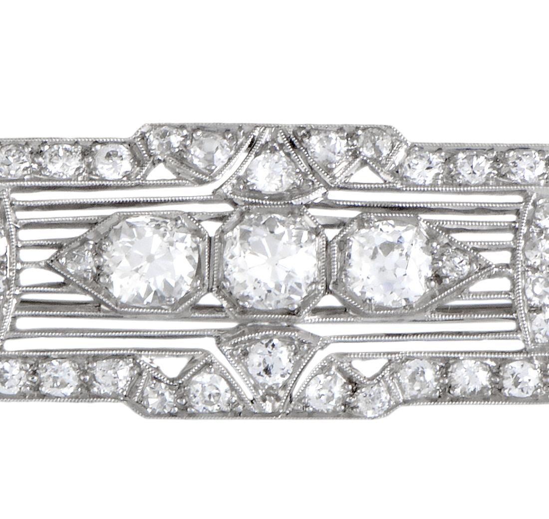 The diversely cut diamond stones give an irresistibly resplendent appeal to this stunning brooch that features a splendidly classy design and is expertly crafted from luxurious platinum. The diamonds weigh in total approximately 3.35