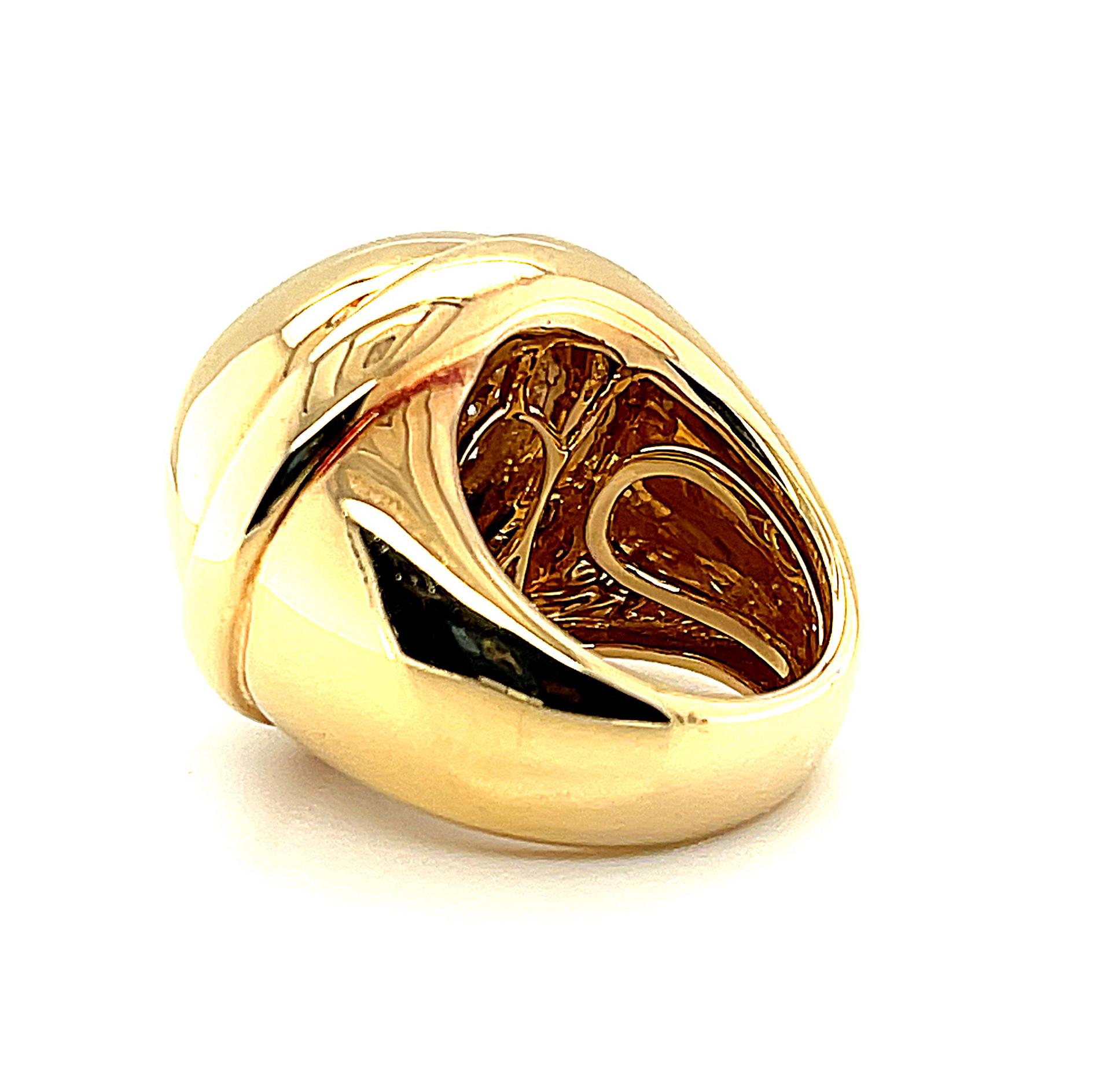 Dieser große und schöne Ring ist ein echter Hingucker! Er ist ein kühnes Statement aus 18 Karat Gelbgold, besetzt mit funkelnden runden Diamanten im Brillantschliff, die in einem dramatischen ovalen Muster gefasst sind. Die dramatische Form und das