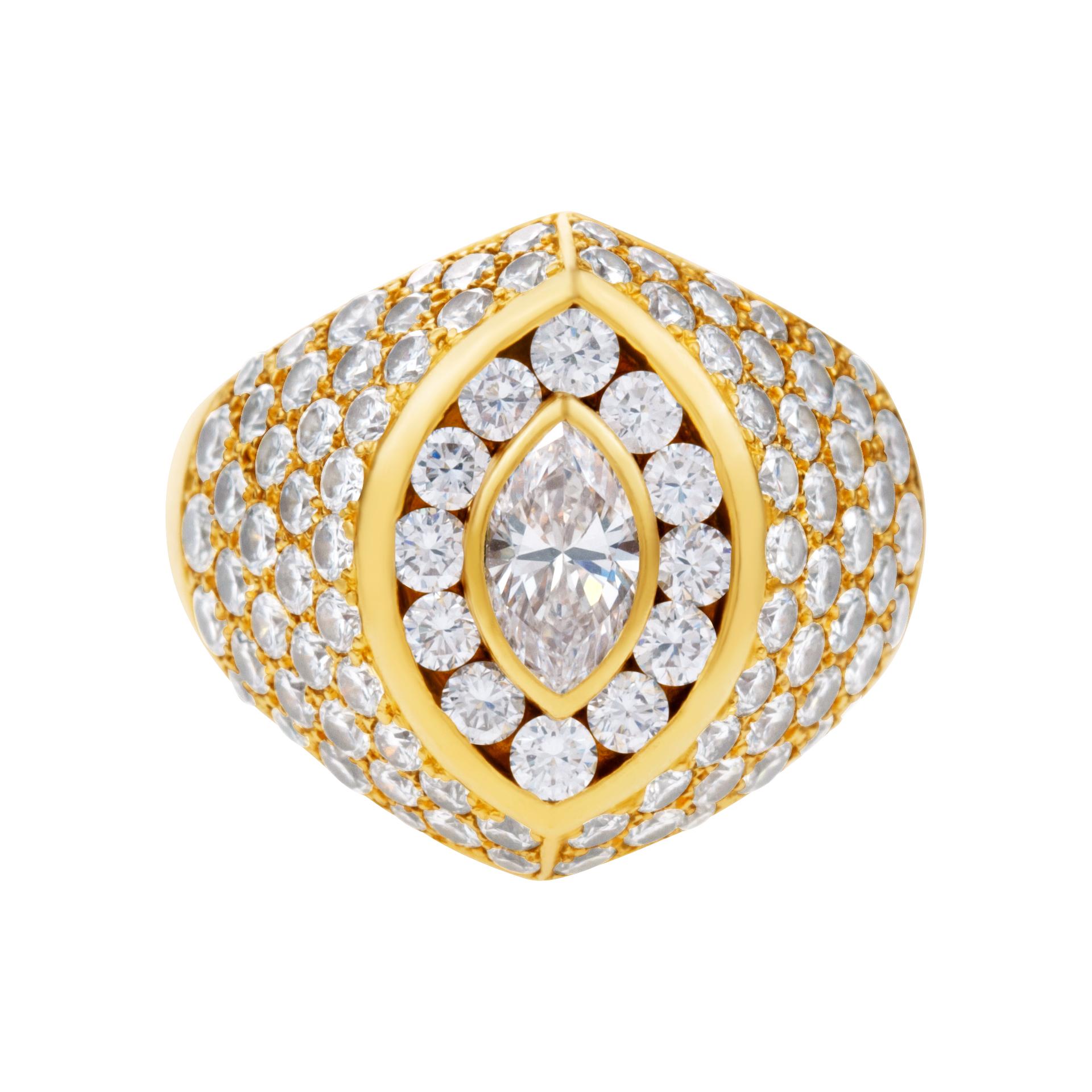 Bague Kutchinsky en or jaune 18 carats pavée de diamants avec au centre un diamant marquise de 0,50 carat pour un total de 4 carats de couleur E-F et de pureté VVS. Cette bague en diamant est actuellement en taille 7.25. Certains articles peuvent
