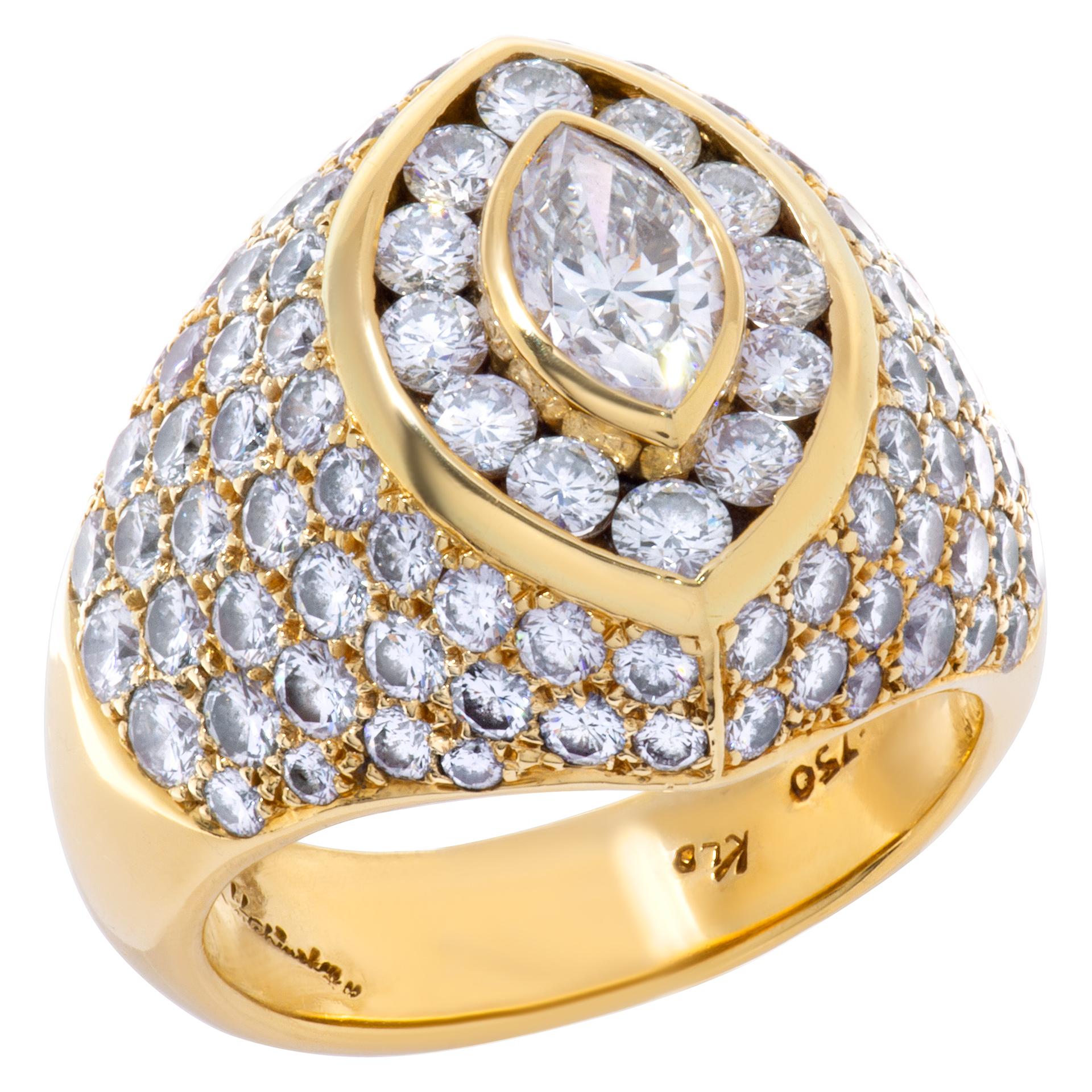 Bague pavée de diamants en or jaune 18 carats. 4 carats de diamants  Excellent état - En vente à Surfside, FL