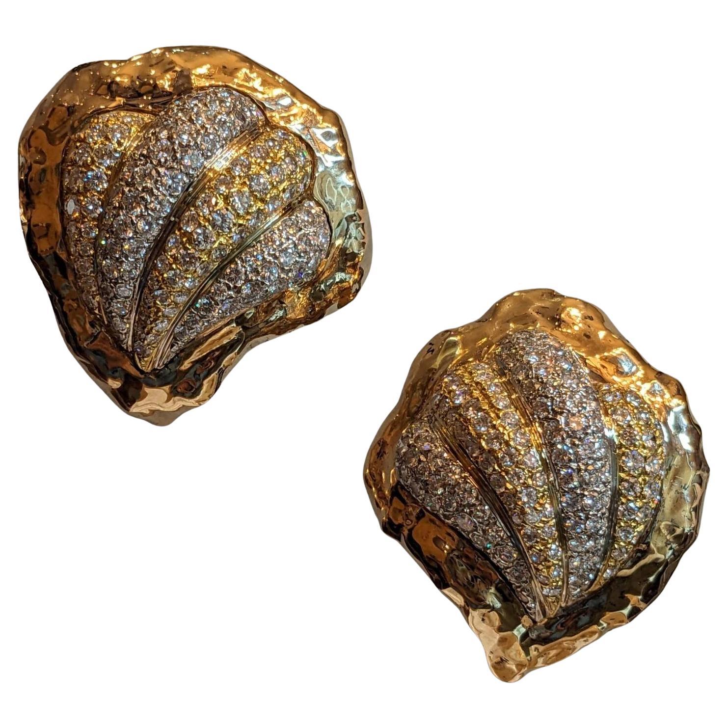 Orecchini con conchiglia con pavé di diamanti 4,25 ctw in oro giallo e bianco 14k in vendita