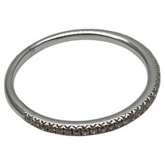 Bague classique en or blanc 14K sertie de diamants et de pavés