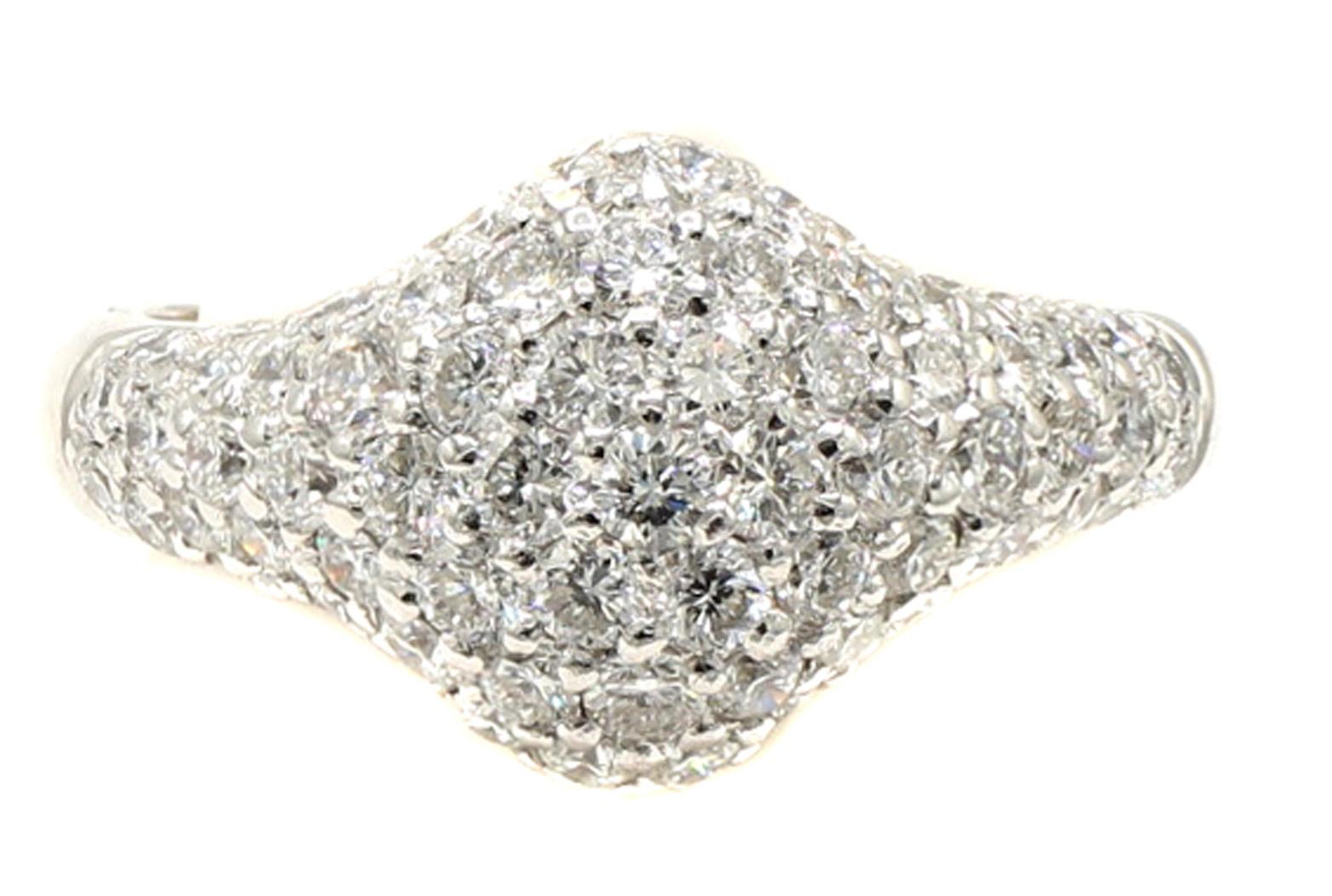 Bague dôme en or blanc 18 carats merveilleusement fabriquée à la main, sertie de diamants ronds de taille brillant et d'un blanc éclatant parfaitement assortis. Le poids total approximatif des diamants est de 2,20 carats. Bague de taille 6,5 et peut