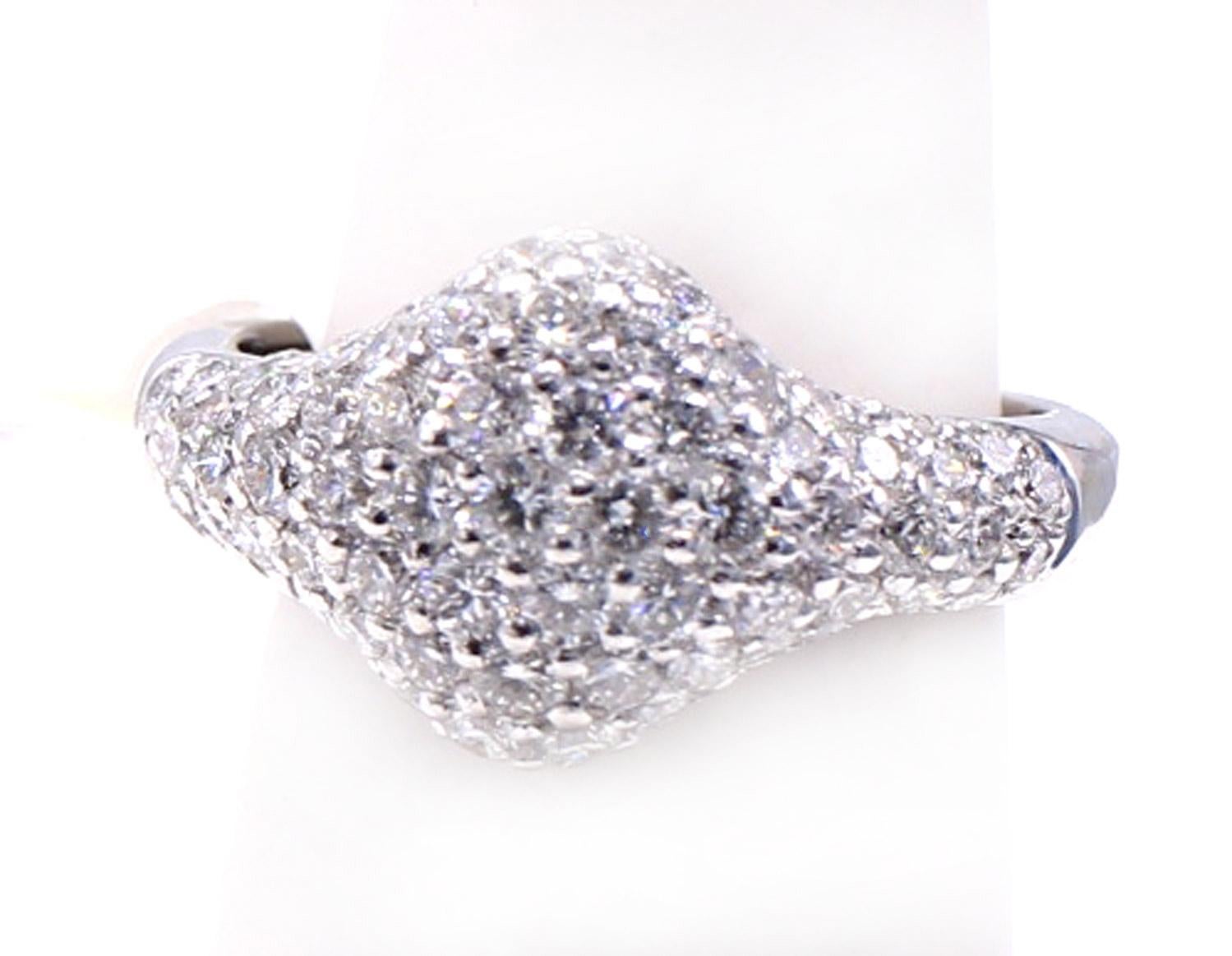 Taille ronde Bague dôme en or blanc 18 carats sertie de diamants en pavé en vente