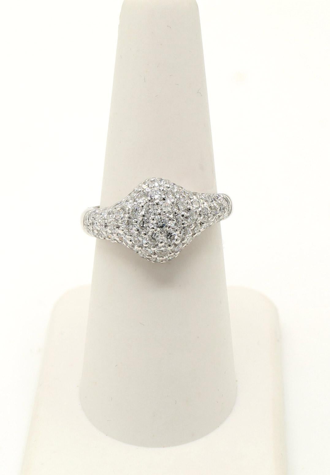 Bague dôme en or blanc 18 carats sertie de diamants en pavé Neuf - En vente à New York, NY