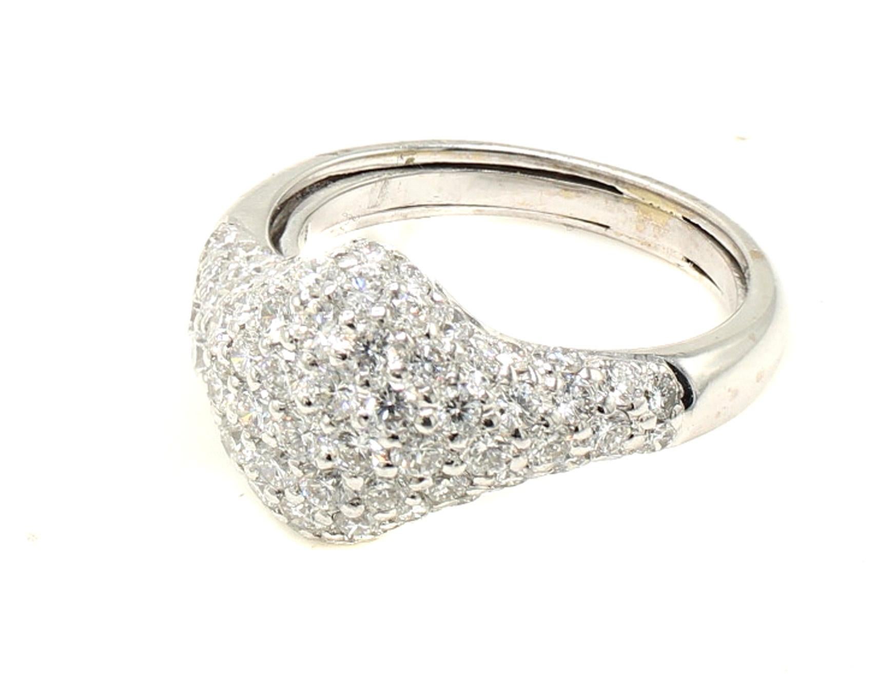 Bague dôme en or blanc 18 carats sertie de diamants en pavé Unisexe en vente