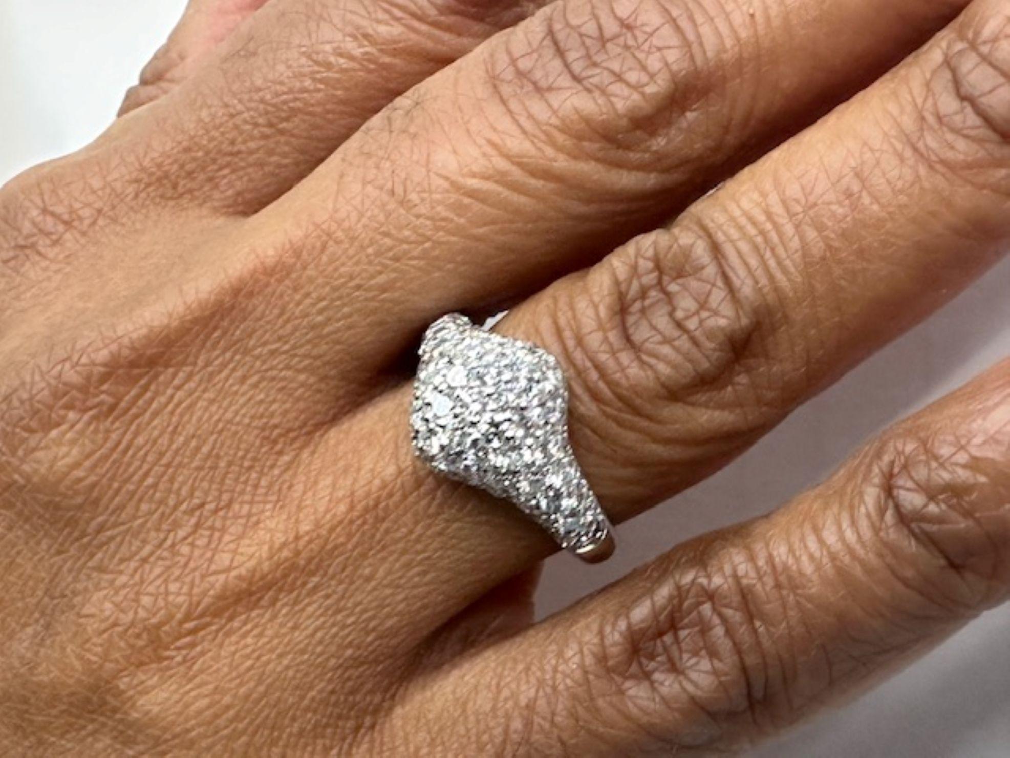 Bague dôme en or blanc 18 carats sertie de diamants en pavé en vente 1