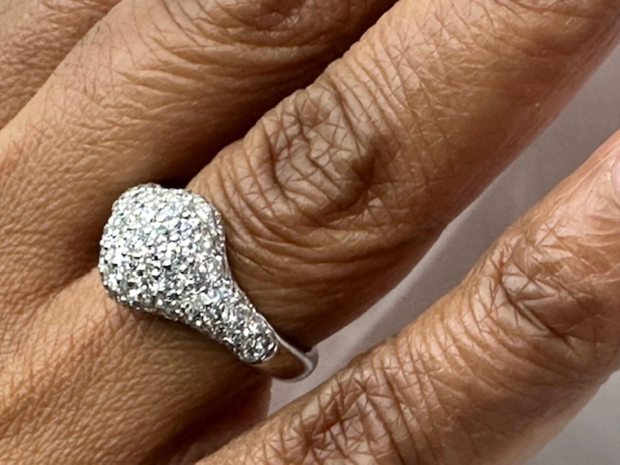 Bague dôme en or blanc 18 carats sertie de diamants en pavé en vente 2