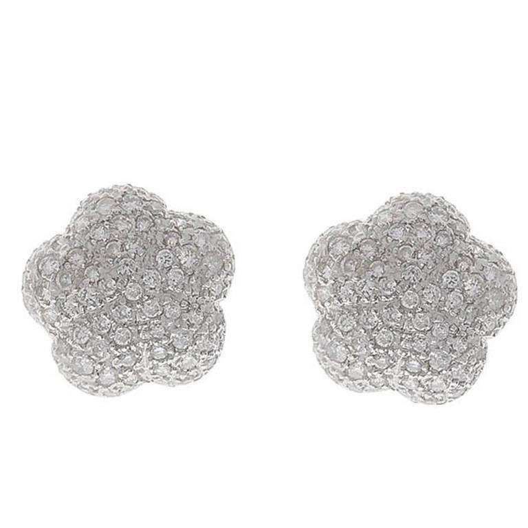 Diamond Pave Set Flower Design White Gold Stud Earrings In New Condition For Sale In Spartanburg, SC