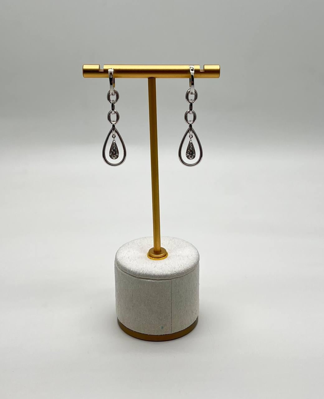 Découvrez l'élégance de ces boucles d'oreilles exquises.
Dotées d'un design captivant en forme de larme, ces boucles d'oreilles sont ornées de diamants scintillants qui captent magnifiquement la lumière.
Réalisé avec précision, le motif complexe à