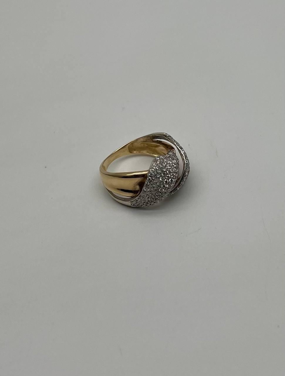 Ein raffinierter Diamantring mit einem verschlungenen Muster aus schimmernden Diamanten, eingefasst in ein poliertes, gewölbtes Statement-Band.
14K Gelbgold 
1.00 CTW Diamanten
