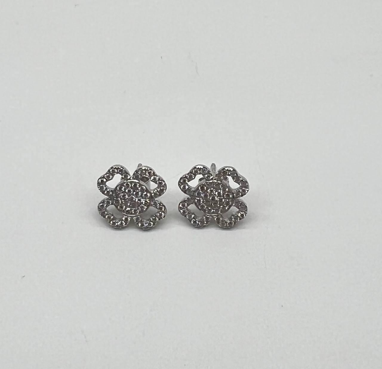 Discover the elegance of these diamond earrings. Featuring 0.91 carats of white diamonds, these earrings are a testament to refined craftsmanship. Crafted in 18k white gold, they offer a sophisticated and timeless appeal.