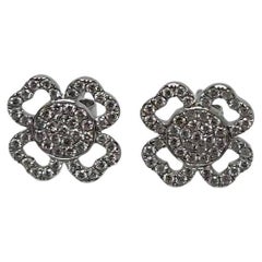 Orecchini a perno in oro bianco 18 carati con diamanti incastonati e charm a forma di trifoglio fortunato