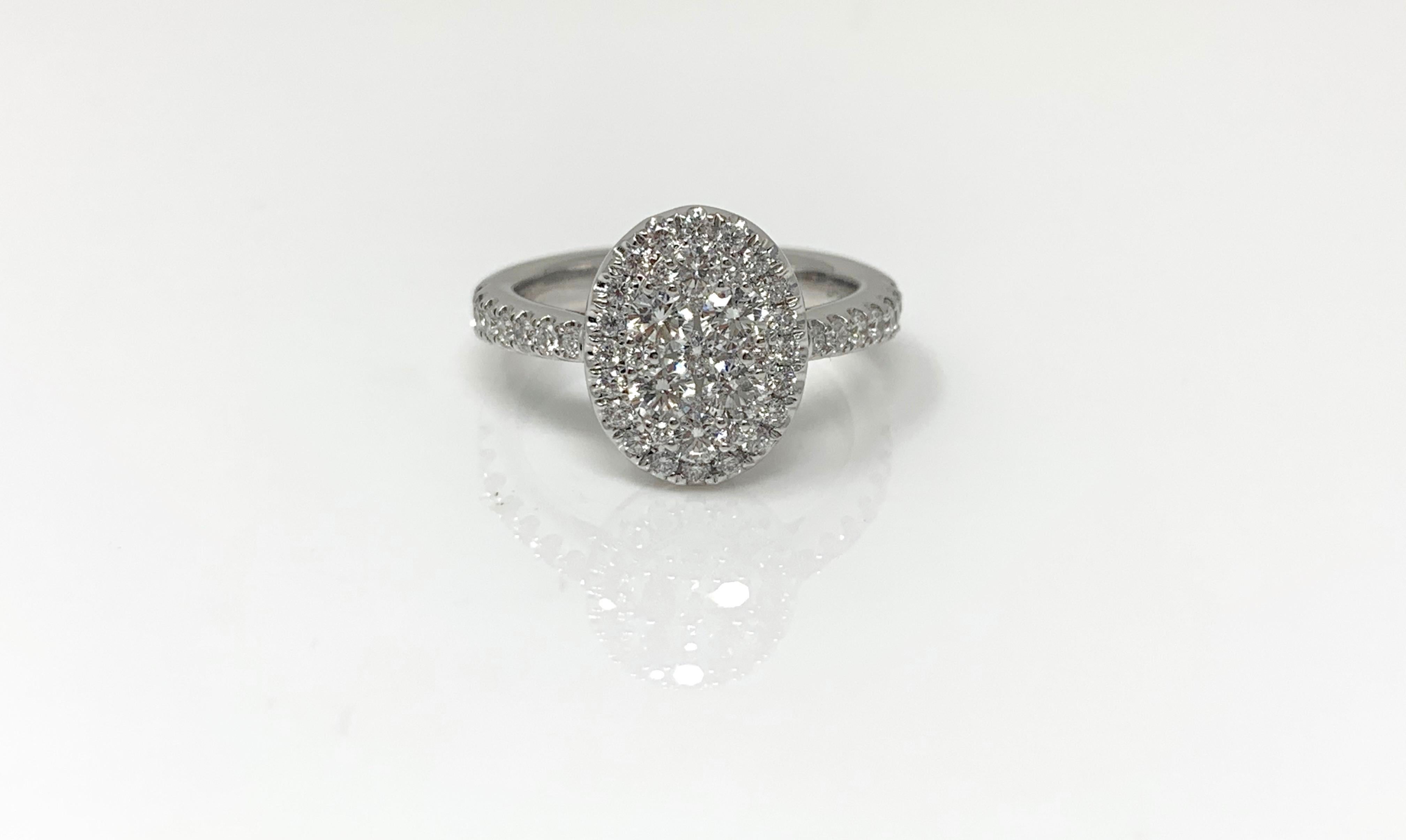 Anillo ovalado de diamantes engastados MOGULDIAM INC. 
Los detalles son los siguientes: 
Peso del diamante : 1,08 quilates 
Metal : Oro blanco de 18 quilates 
Tamaño del anillo : 6 1/2 
