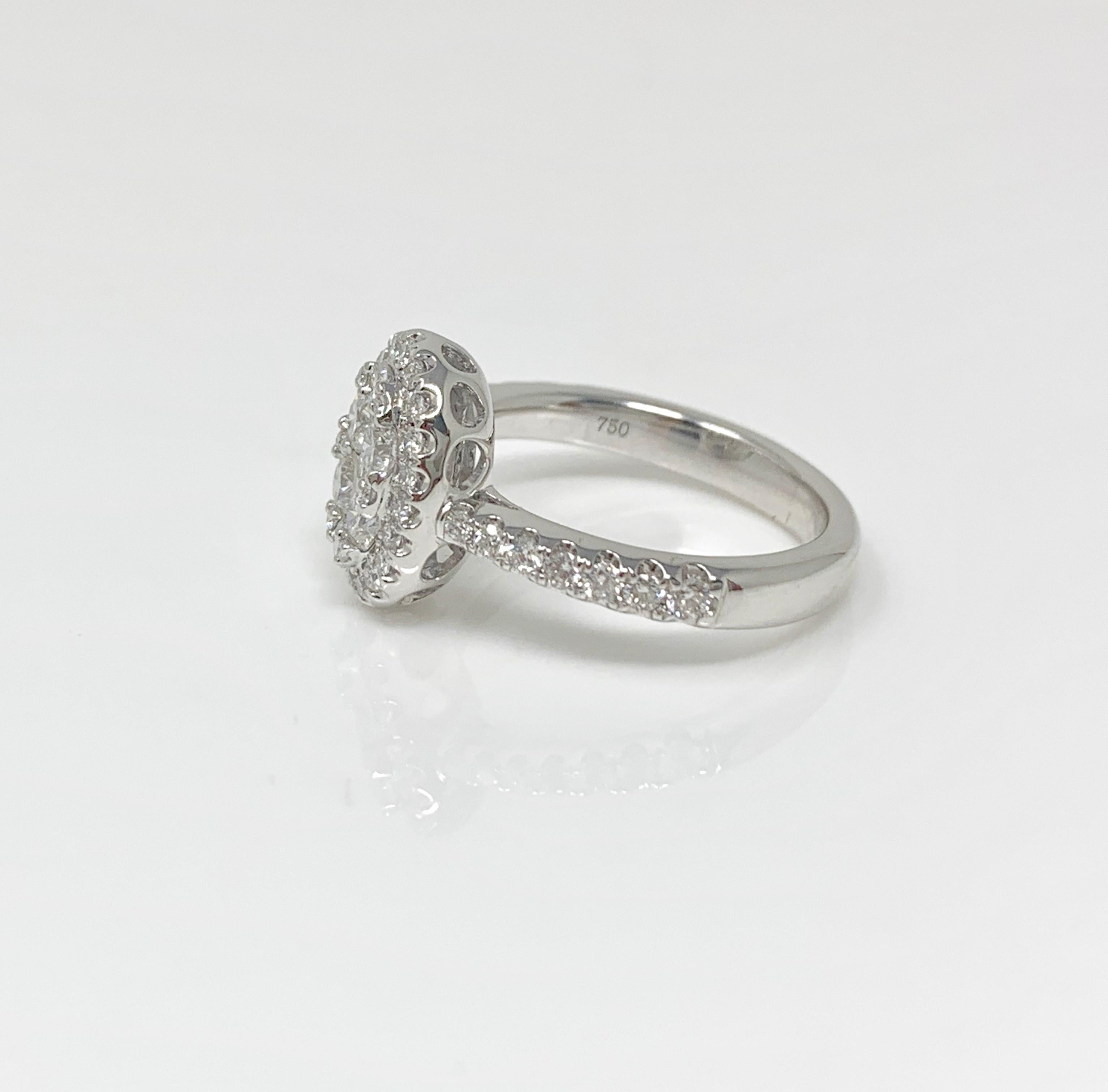 Anillo ovalado engastado con pavé de diamantes en oro blanco de 18 quilates Contemporáneo en venta