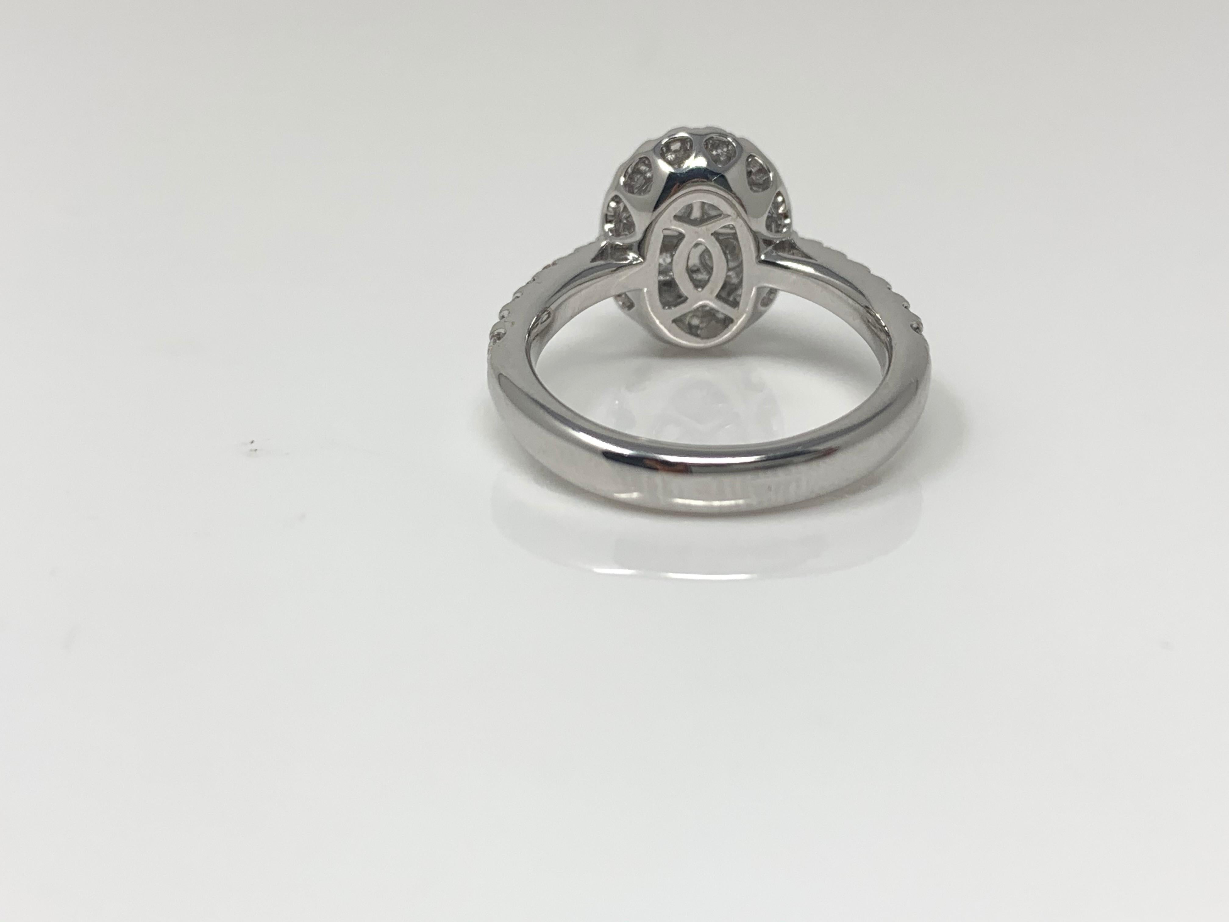 Anillo ovalado engastado con pavé de diamantes en oro blanco de 18 quilates en Nuevo estado para la venta en New York, NY