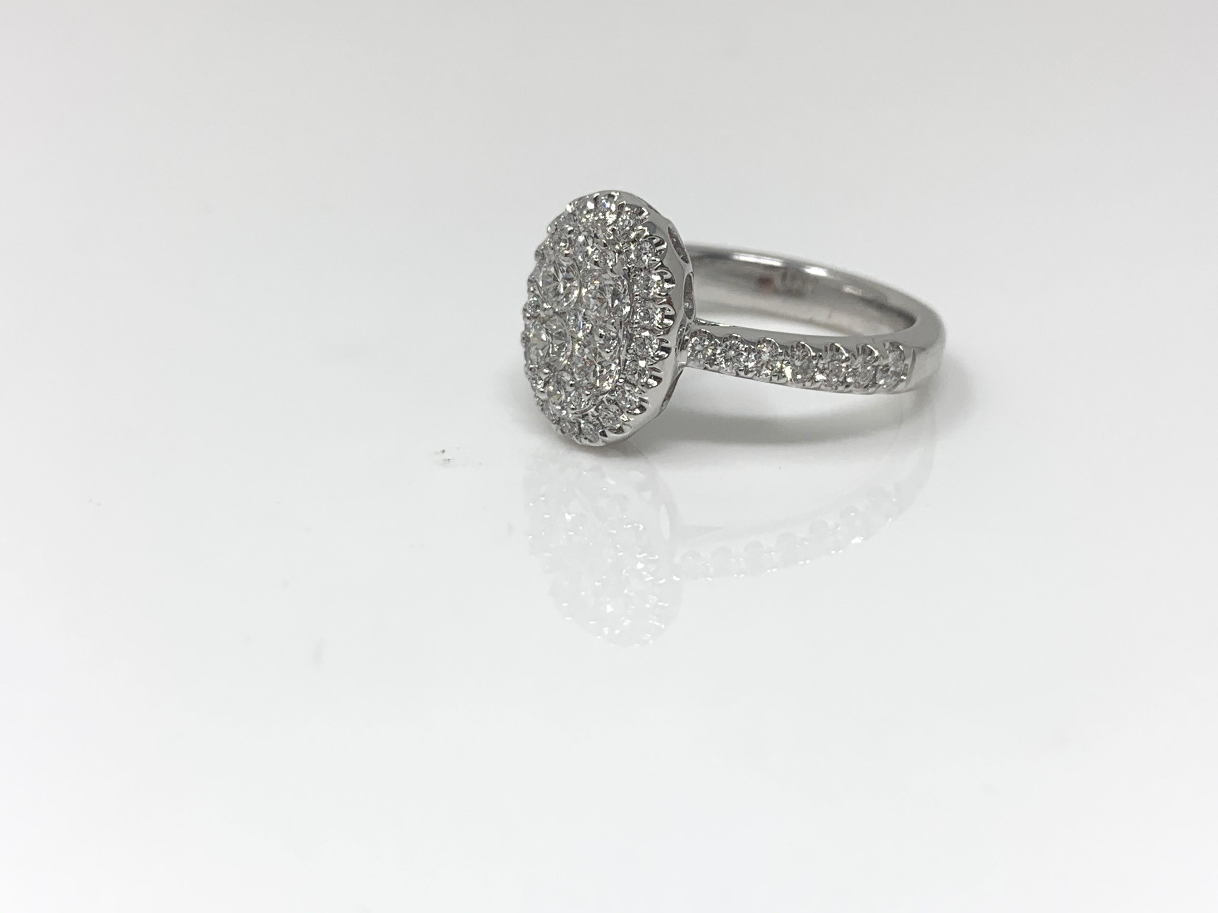 Femenino o masculino Anillo ovalado engastado con pavé de diamantes en oro blanco de 18 quilates en venta