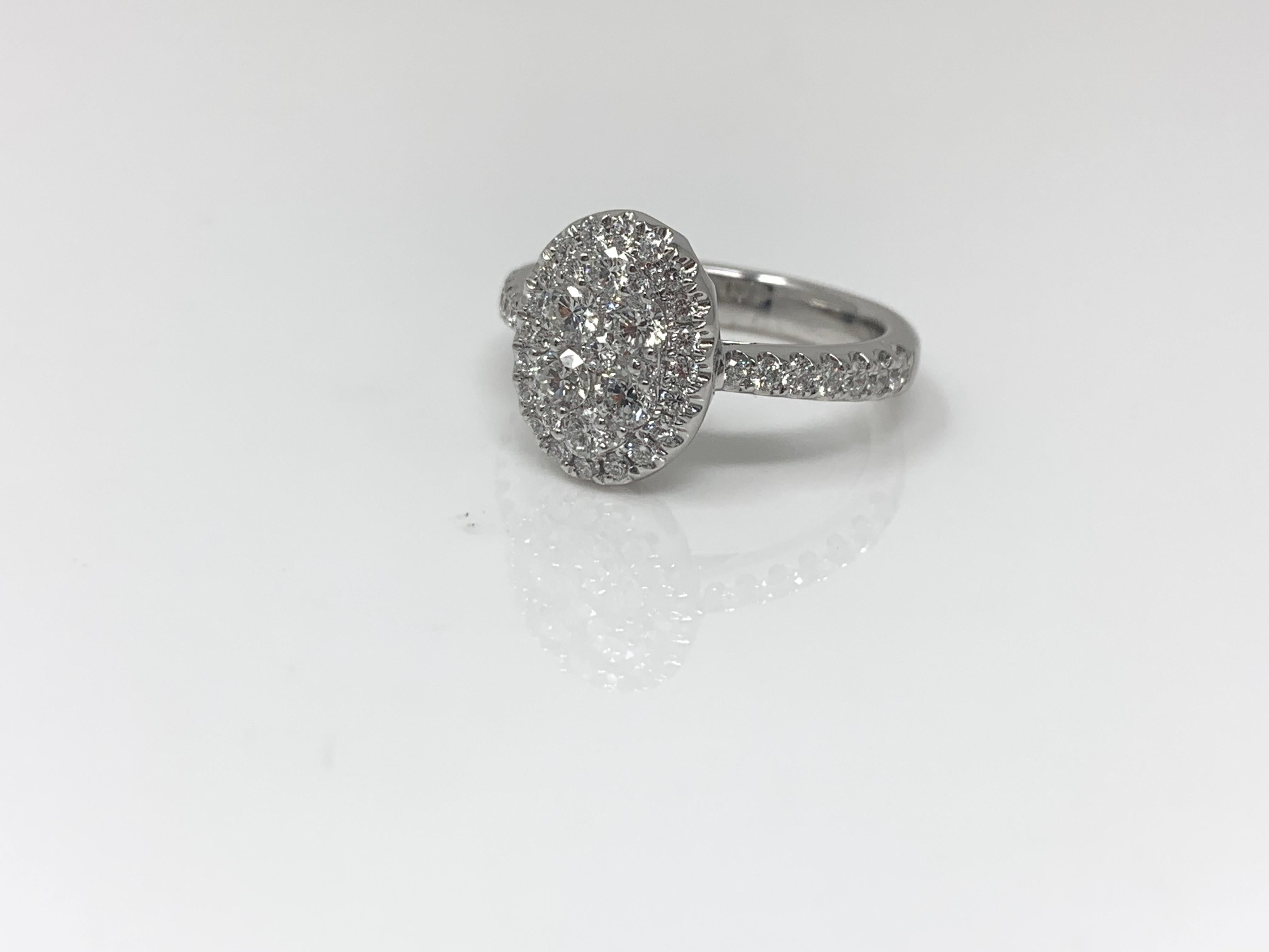 Anillo ovalado engastado con pavé de diamantes en oro blanco de 18 quilates en venta 1