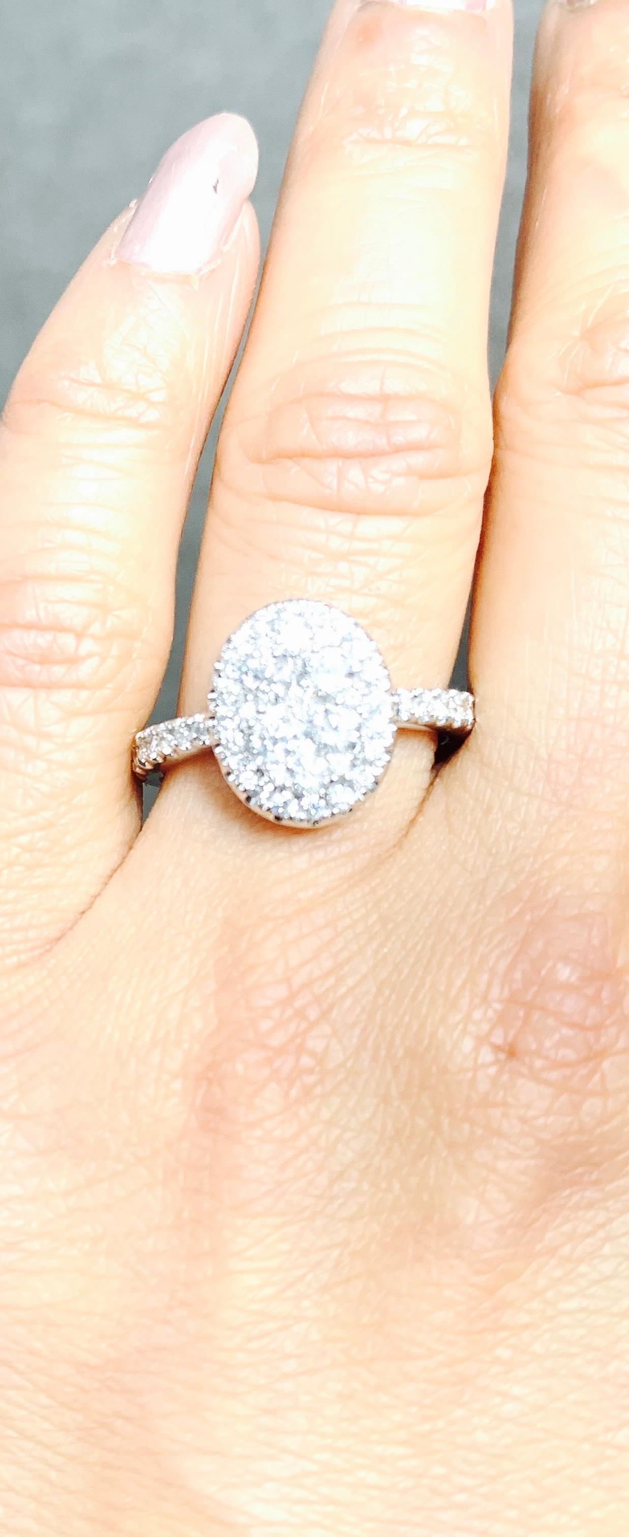 Anillo ovalado engastado con pavé de diamantes en oro blanco de 18 quilates en venta 2