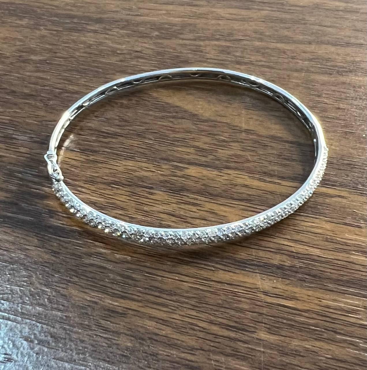 Ce bracelet exquis est conçu comme un bracelet élégant orné d'une rangée continue de diamants étincelants.
Une pièce qui incarne la sophistication raffinée et l'élégance moderne.