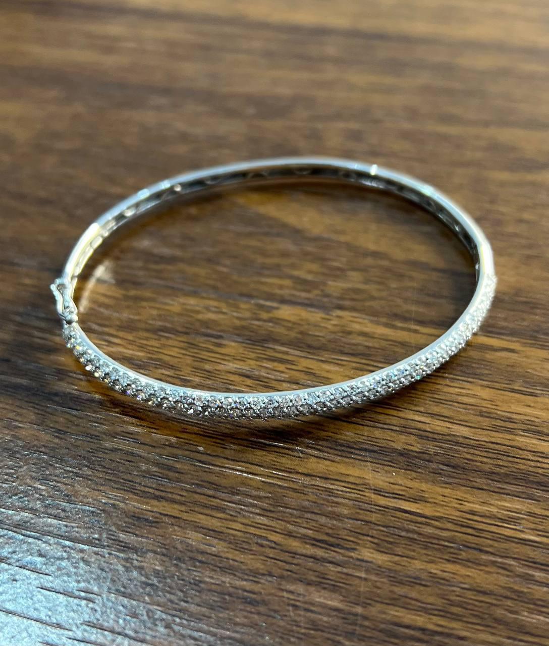 Contemporain Bracelet classique à charnière en or blanc 14K avec pavé de diamants en vente