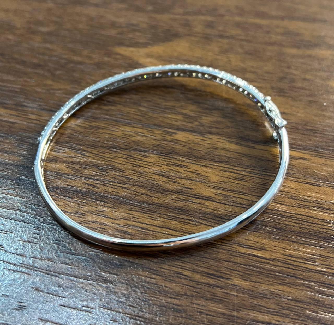 Taille ronde Bracelet classique à charnière en or blanc 14K avec pavé de diamants en vente