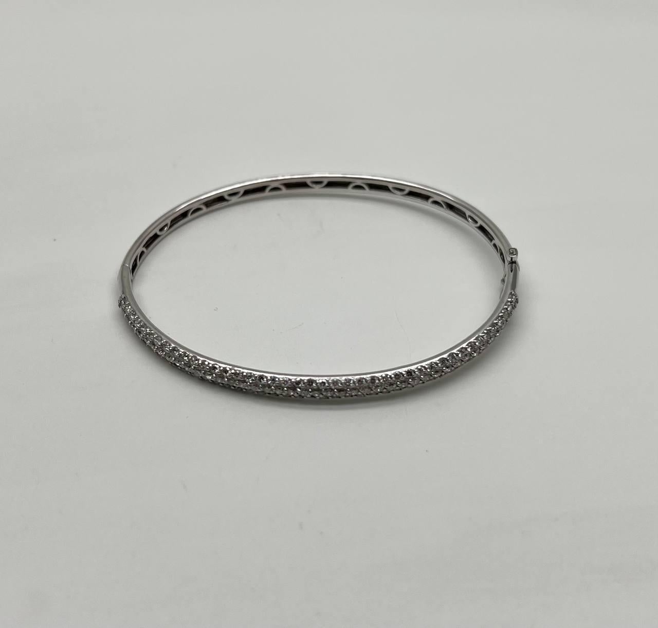 Bracelet classique à charnière en or blanc 14K avec pavé de diamants Neuf - En vente à Oakton, VA