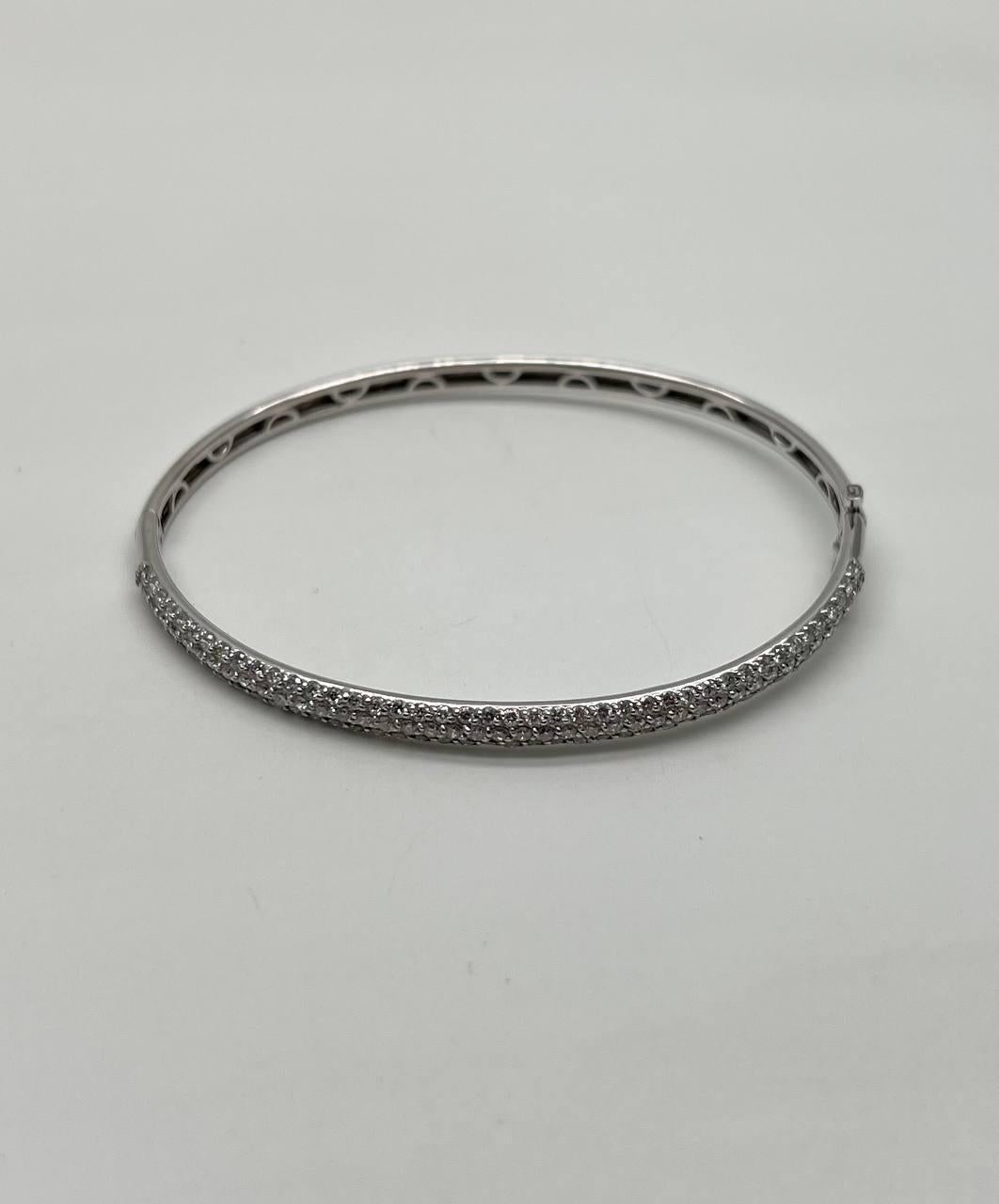 Bracelet classique à charnière en or blanc 14K avec pavé de diamants Pour femmes en vente