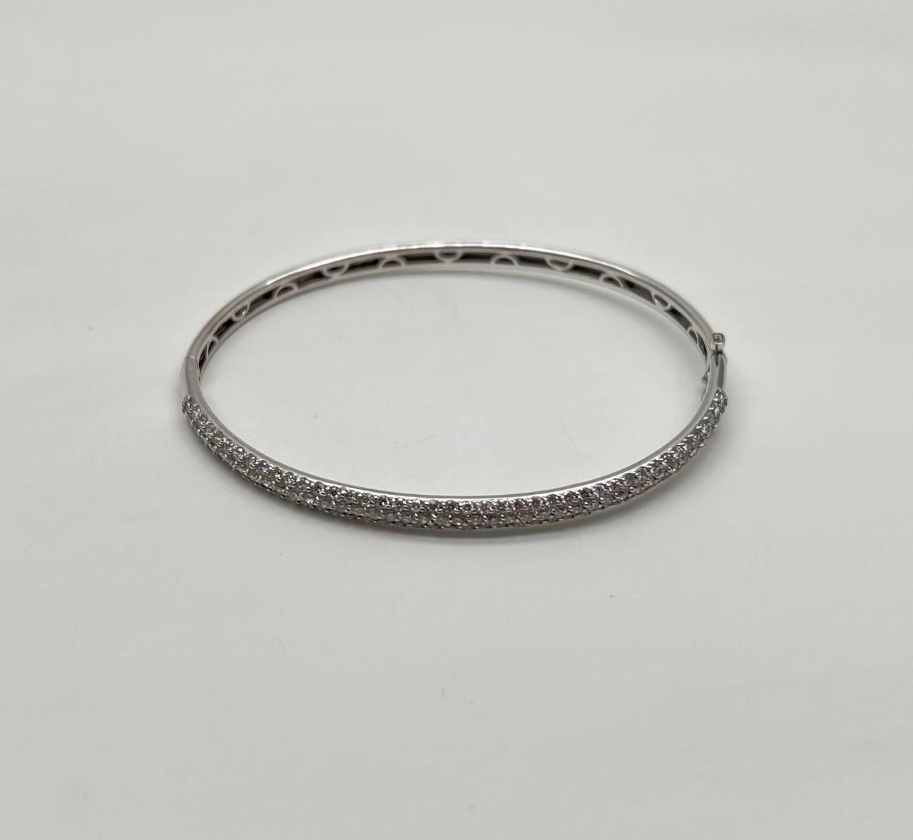Bracelet classique à charnière en or blanc 14K avec pavé de diamants en vente 1