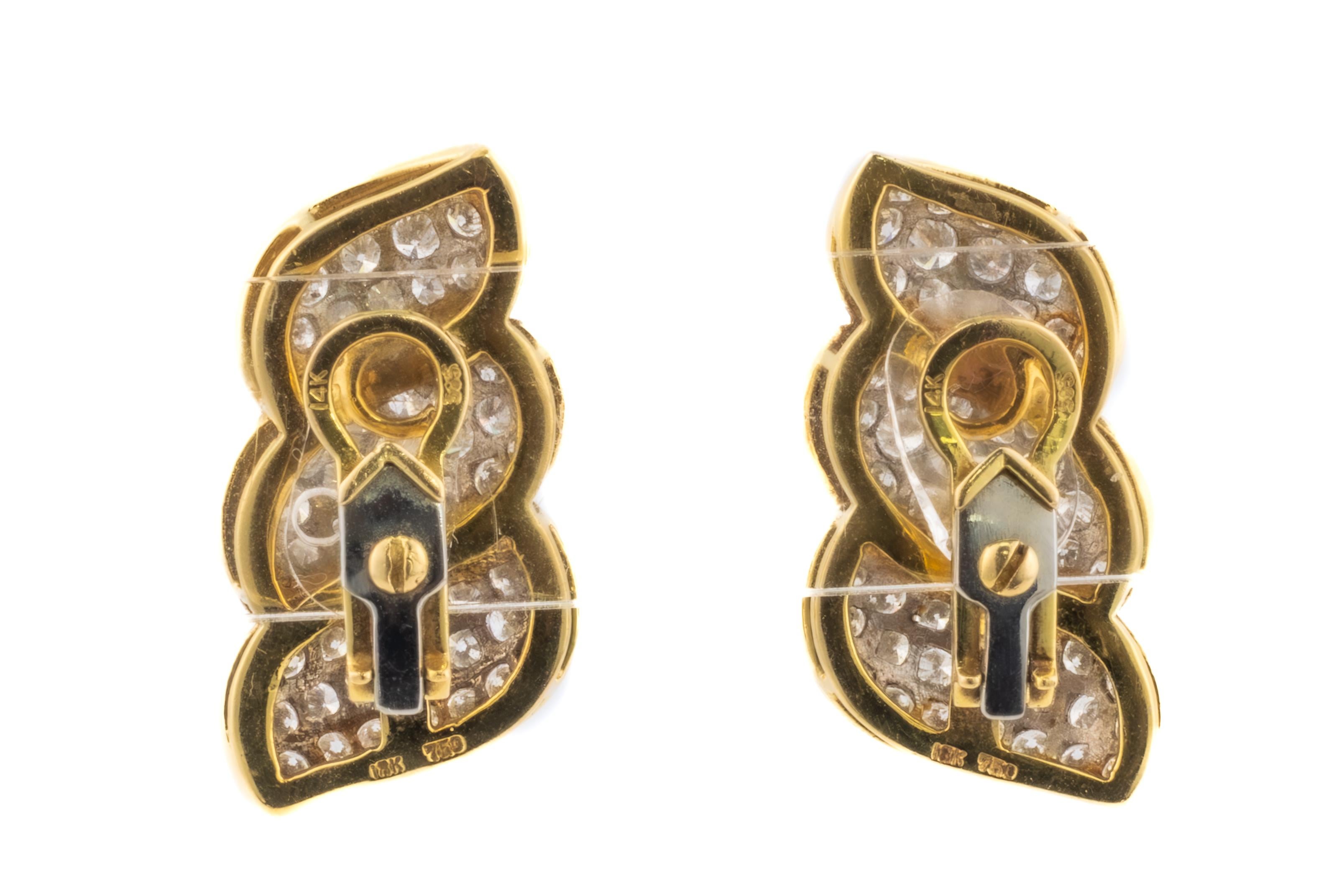 Rétro Boucles d'oreilles Pavé de diamants à trois rangs en vente