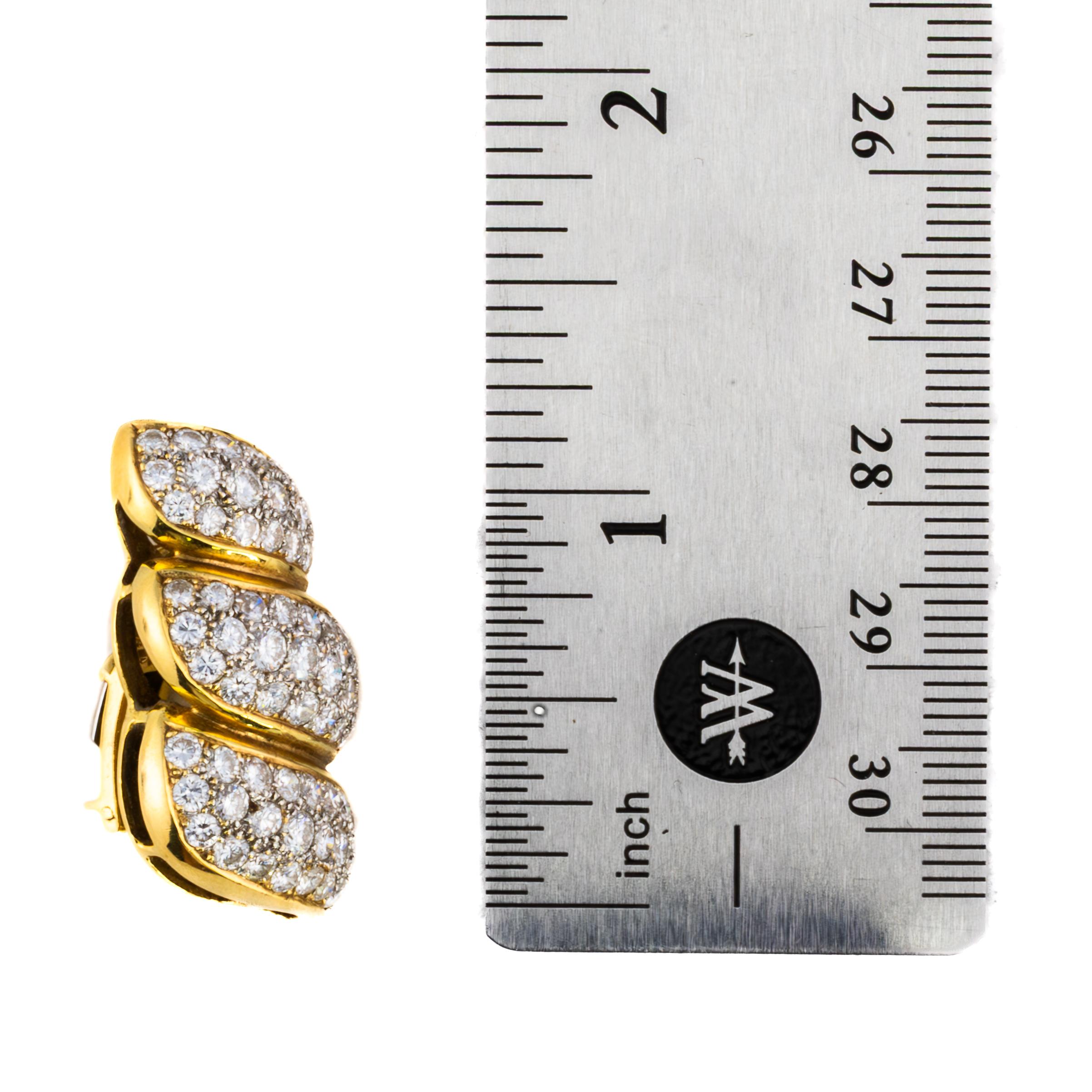 Taille ronde Boucles d'oreilles Pavé de diamants à trois rangs en vente