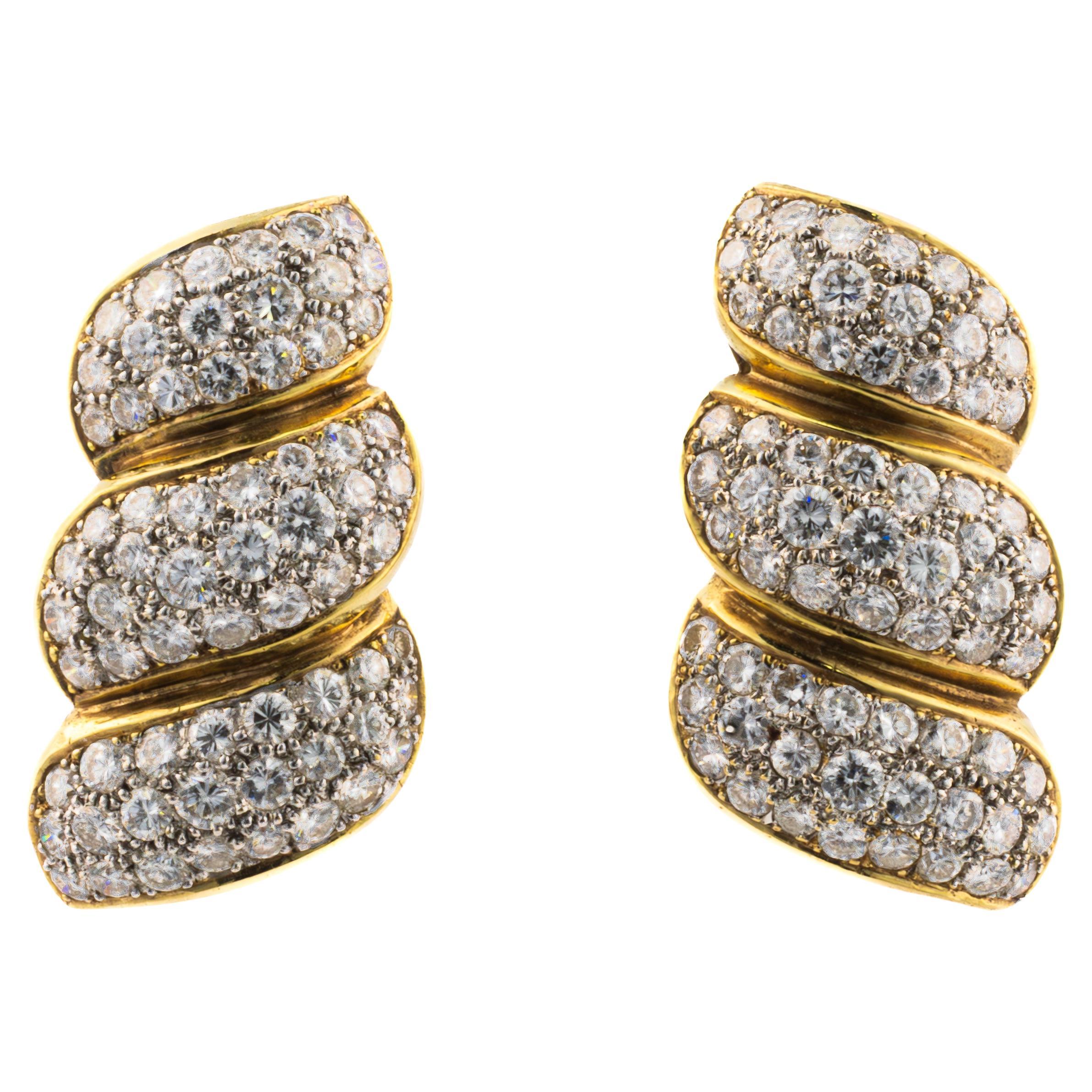 Boucles d'oreilles Pavé de diamants à trois rangs en vente